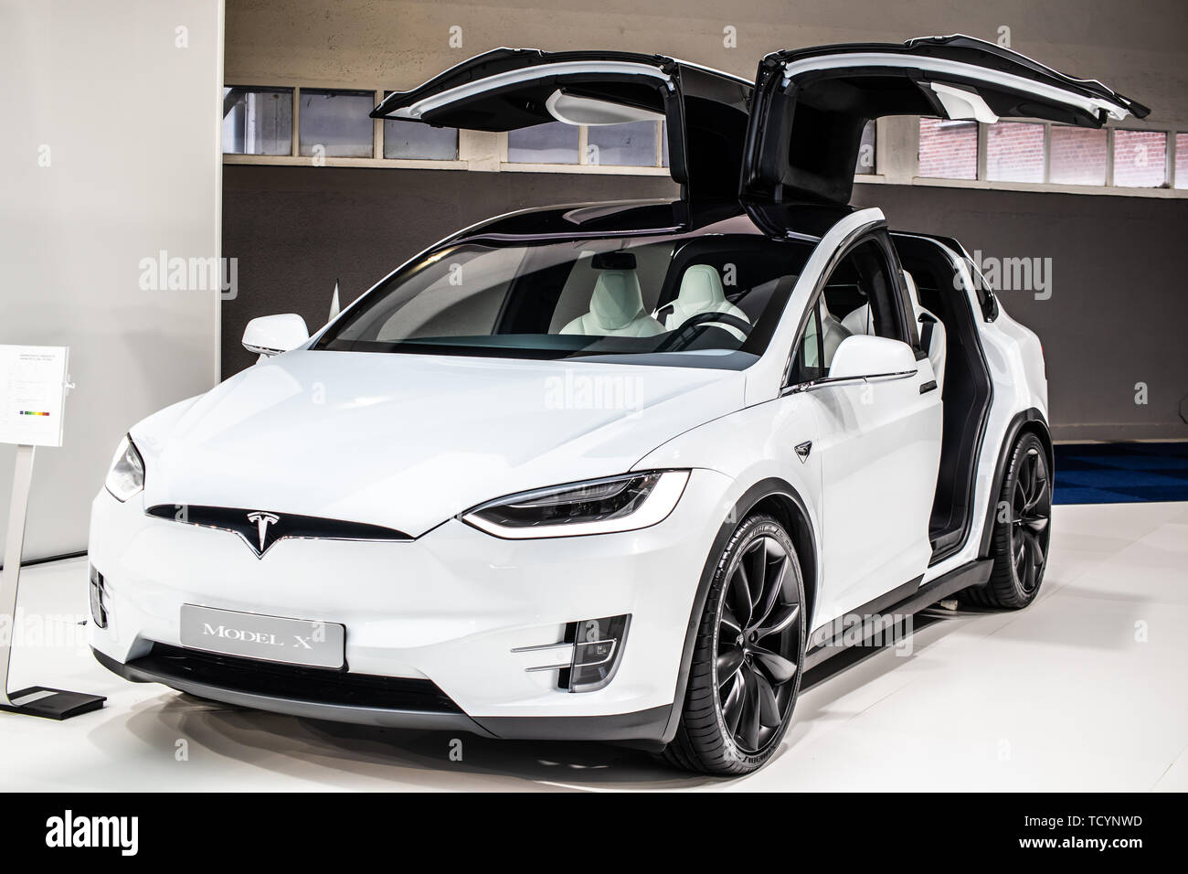 Bruxelles, Belgique, Jan 22, 2019 : white Tesla Model X à Bruxelles Salon de l'automobile, produit par le constructeur automobile américain Tesla, Elon Musk actionnaire principal Banque D'Images
