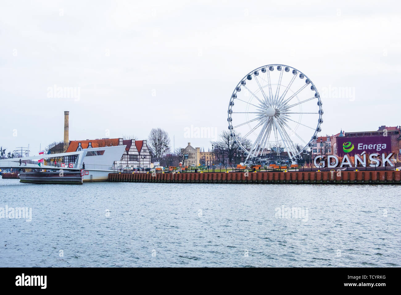 Gdansk, Pologne - février 05, 2019 : La grande grande roue en bord de rivière Motlawa à Gdansk, Pologne Banque D'Images