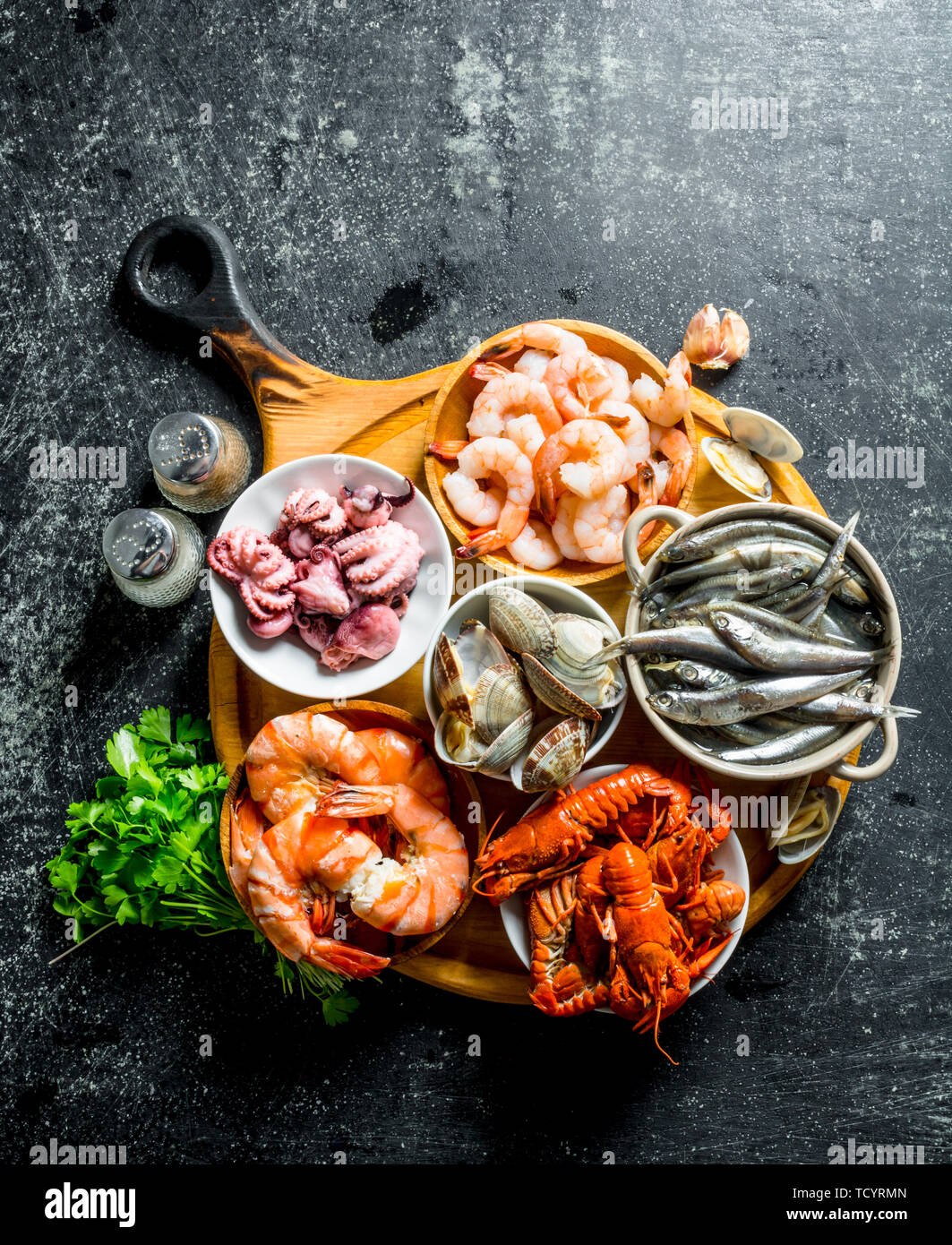Les Fruits De Mer Bebe Pieuvre Langoustes Huitres Crevettes Aux Epices Et Le Persil Sur Fond Rustique Fonce Photo Stock Alamy