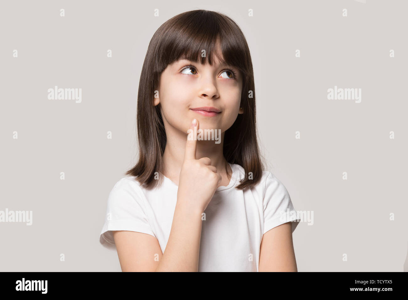 Petite Fille Reveuse Maintenez Le Doigt Sur Le Menton Sur Rond Isole Photo Stock Alamy