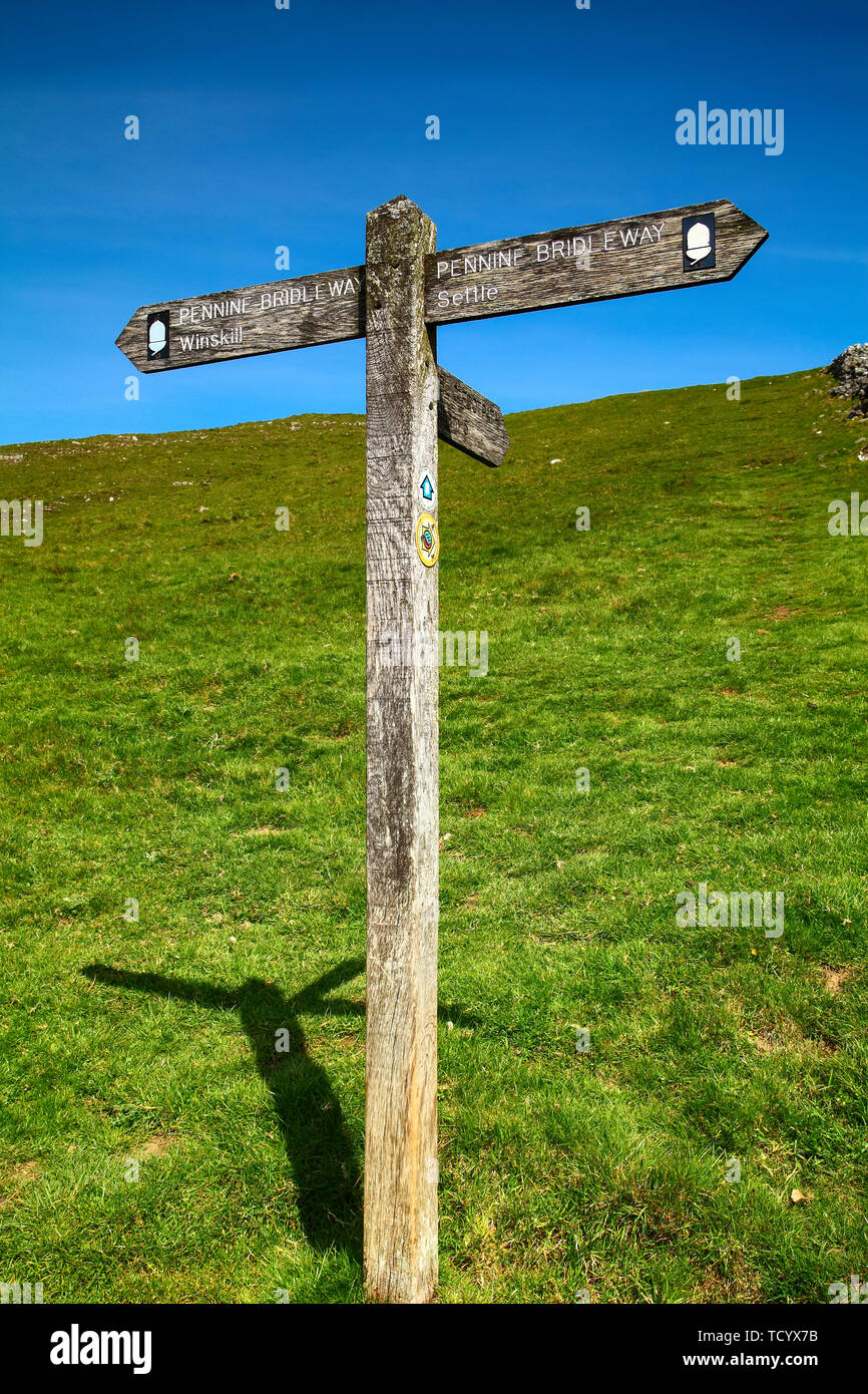 Pennine bridleway panneau en bois marquant la voie à Winskill et de s'installer dans le Yorkshire Dales Banque D'Images
