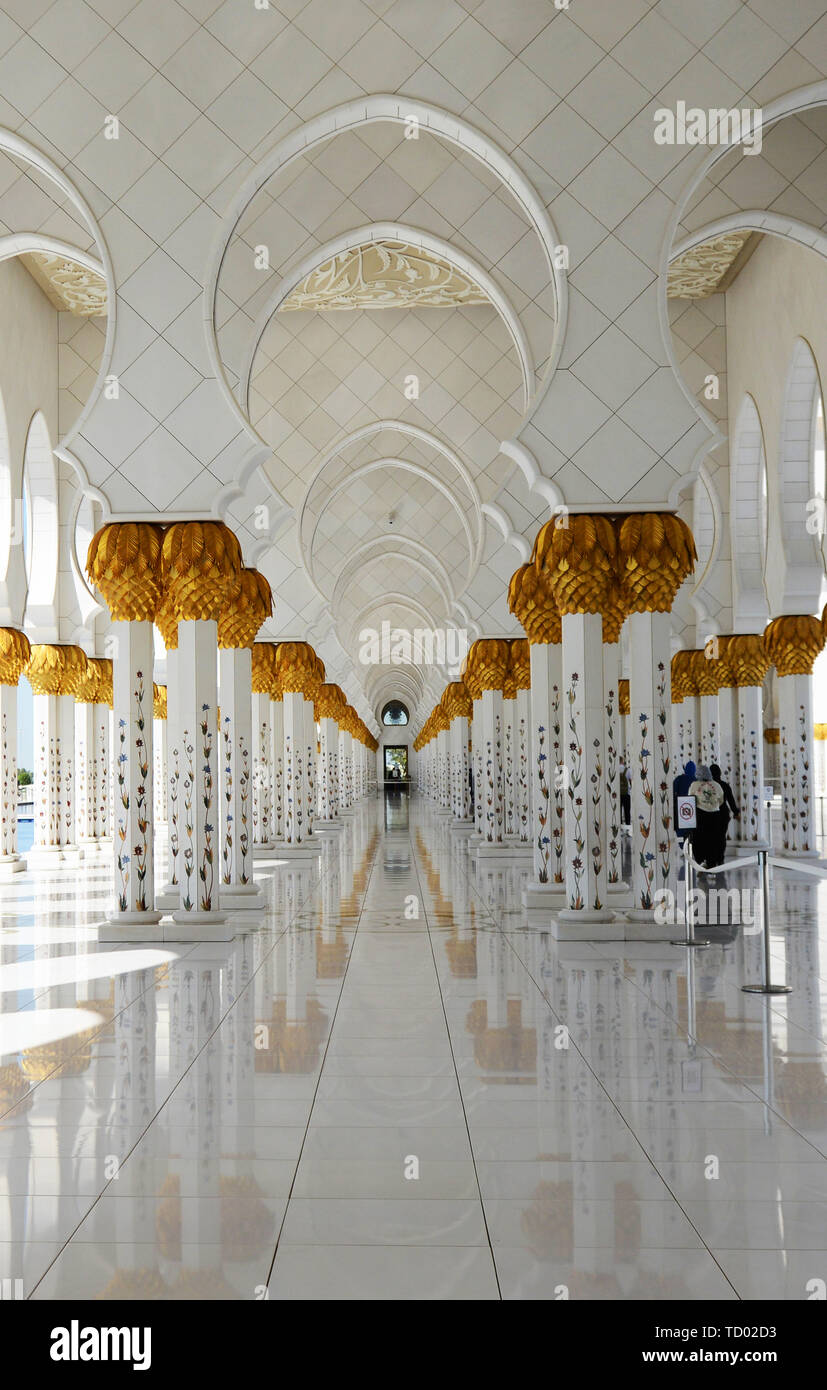 Les couloirs de marbre à l'intérieur de la magnifique Grande Mosquée de Sheikh Zayed à Abu Dhabi. Banque D'Images