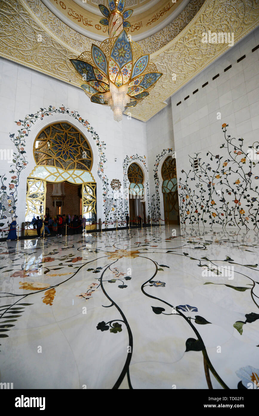 Murs et marbre décorées de fleurs faites de marbre de couleur à l'intérieur de la nouvelle mosquée Sheikh Zayed à Abu Dhabi. Banque D'Images