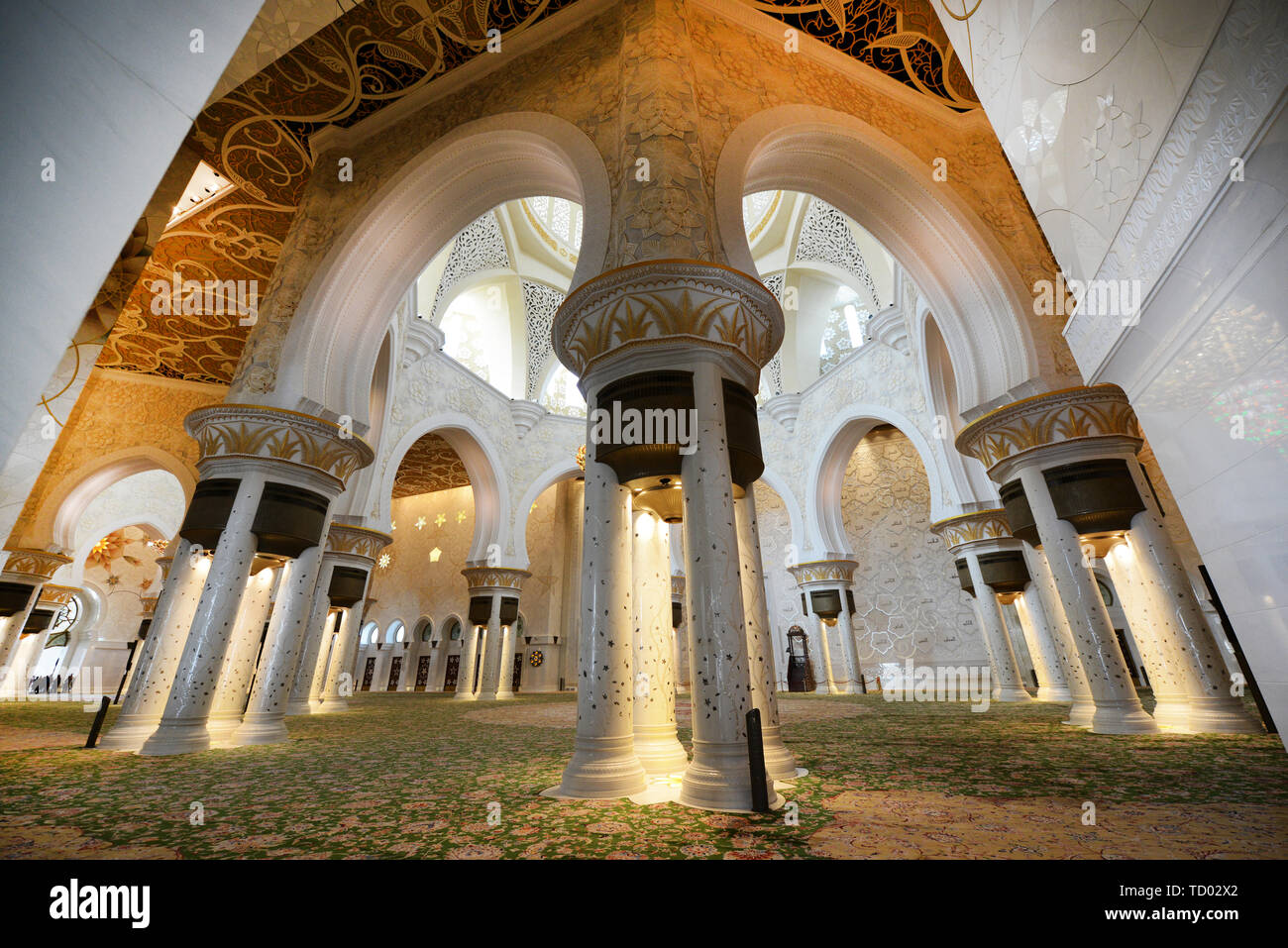 L'intérieur de la magnifique Grande Mosquée de Sheikh Zayed à Abu Dhabi. Banque D'Images