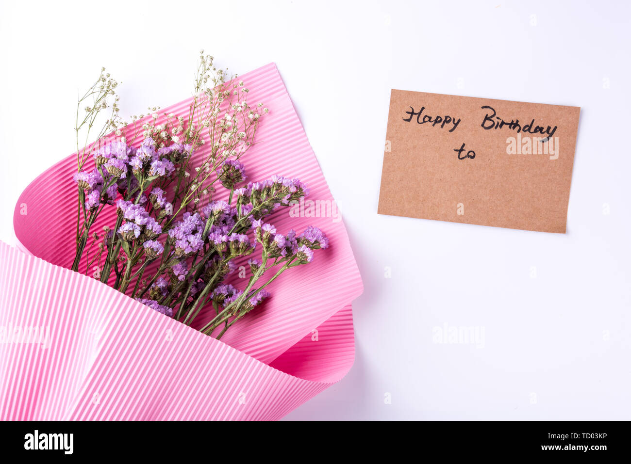 Un Bouquet De Fleurs Et Une Carte L Anglais Joyeux Anniversaire Photo Stock Alamy