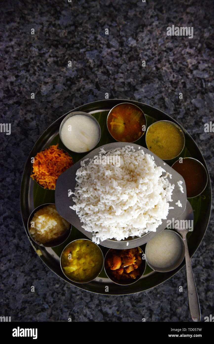 Un plat traditionnel South Indian Thali servi dans un restaurant au Tamil Nadu, Inde. Banque D'Images