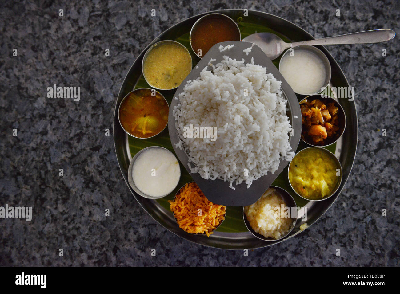 Un plat traditionnel South Indian Thali servi dans un restaurant au Tamil Nadu, Inde. Banque D'Images