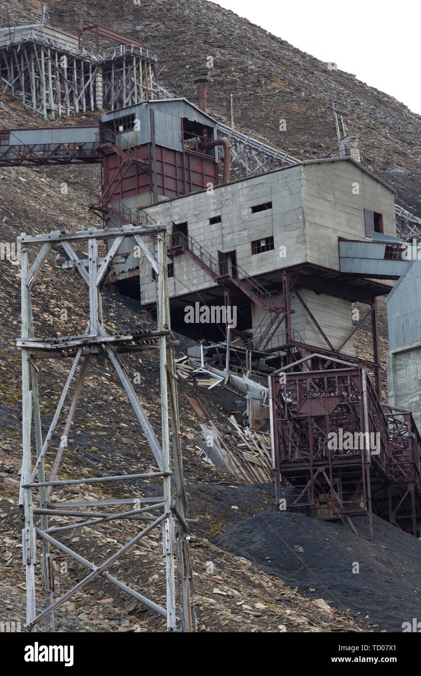 À l'intérieur de adventdalen fjord - mine abandonnée Numéro 5 - le plus au nord de l'établissement dans le monde. Svalbard, Norvège Banque D'Images