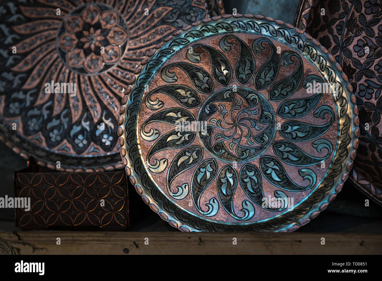 Plaque en cuivre artisanal, fabriqué traditionnellement en Lagich, Azerbaïdjan. La plaque à la main dans une boutique de souvenirs. Banque D'Images