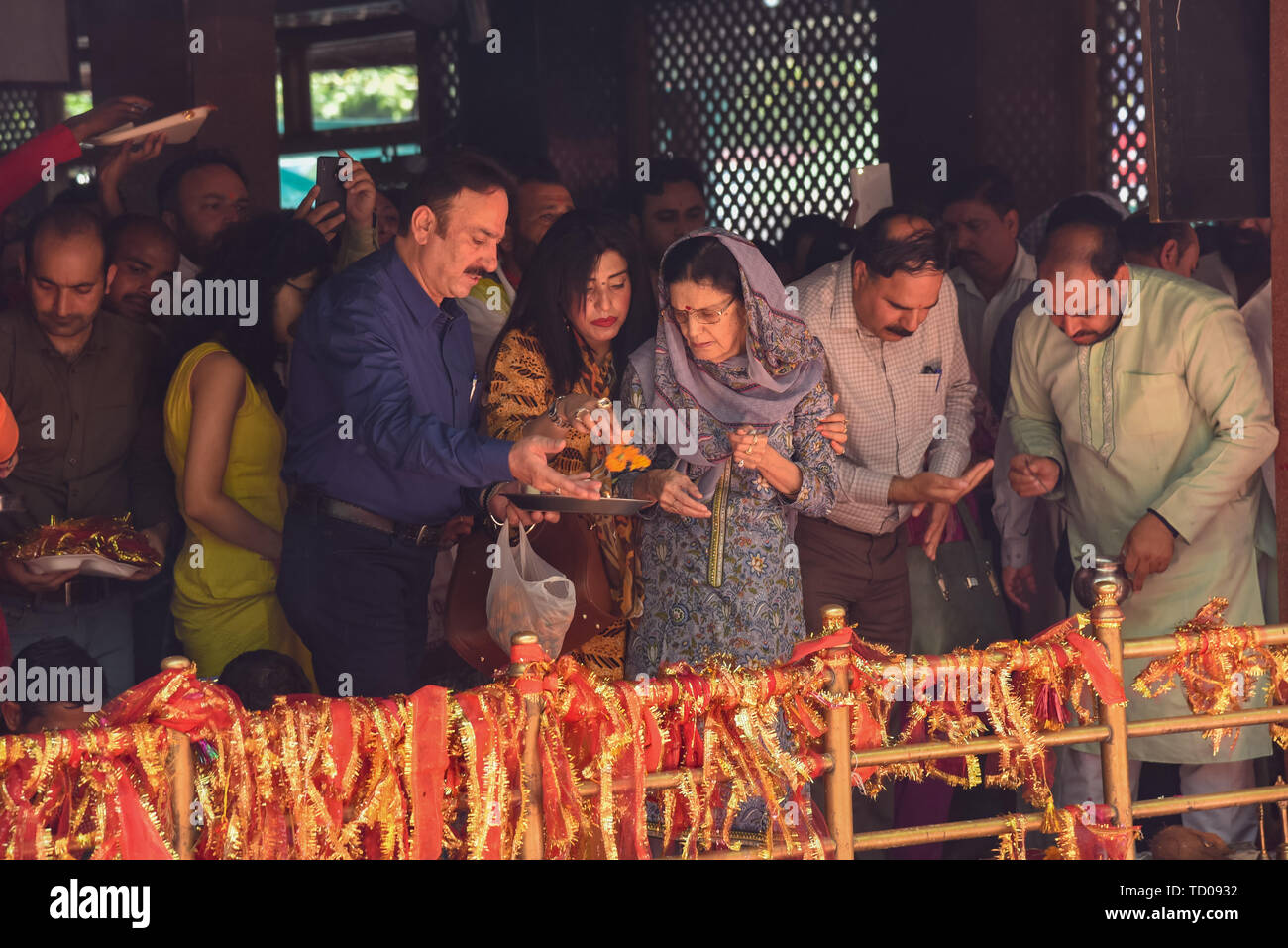 Les dévots hindous cachemiris effectuer les rituels (puja) au cours de l'khir bhavanis Khirbhawani festival au Temple. Des milliers d'hindous du Cachemire, dont beaucoup avaient pris la fuite il y a plus de deux décennies ont assisté au festival d'adorer la déesse hindou Mata Khirbhawani Tulmulla au domaine de Ganderbal quelques 24 Kms de la capitale d'été Srinagar le jour de sa naissance. Pandits du Cachemire ont fui la région du Cachemire au début des années 90. Banque D'Images