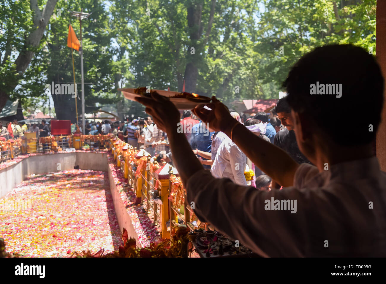 Les dévots hindous cachemiris effectuer les rituels (puja) au cours de l'khir bhavanis Khirbhawani festival au Temple. Des milliers d'hindous du Cachemire, dont beaucoup avaient pris la fuite il y a plus de deux décennies ont assisté au festival d'adorer la déesse hindou Mata Khirbhawani Tulmulla au domaine de Ganderbal quelques 24 Kms de la capitale d'été Srinagar le jour de sa naissance. Pandits du Cachemire ont fui la région du Cachemire au début des années 90. Banque D'Images