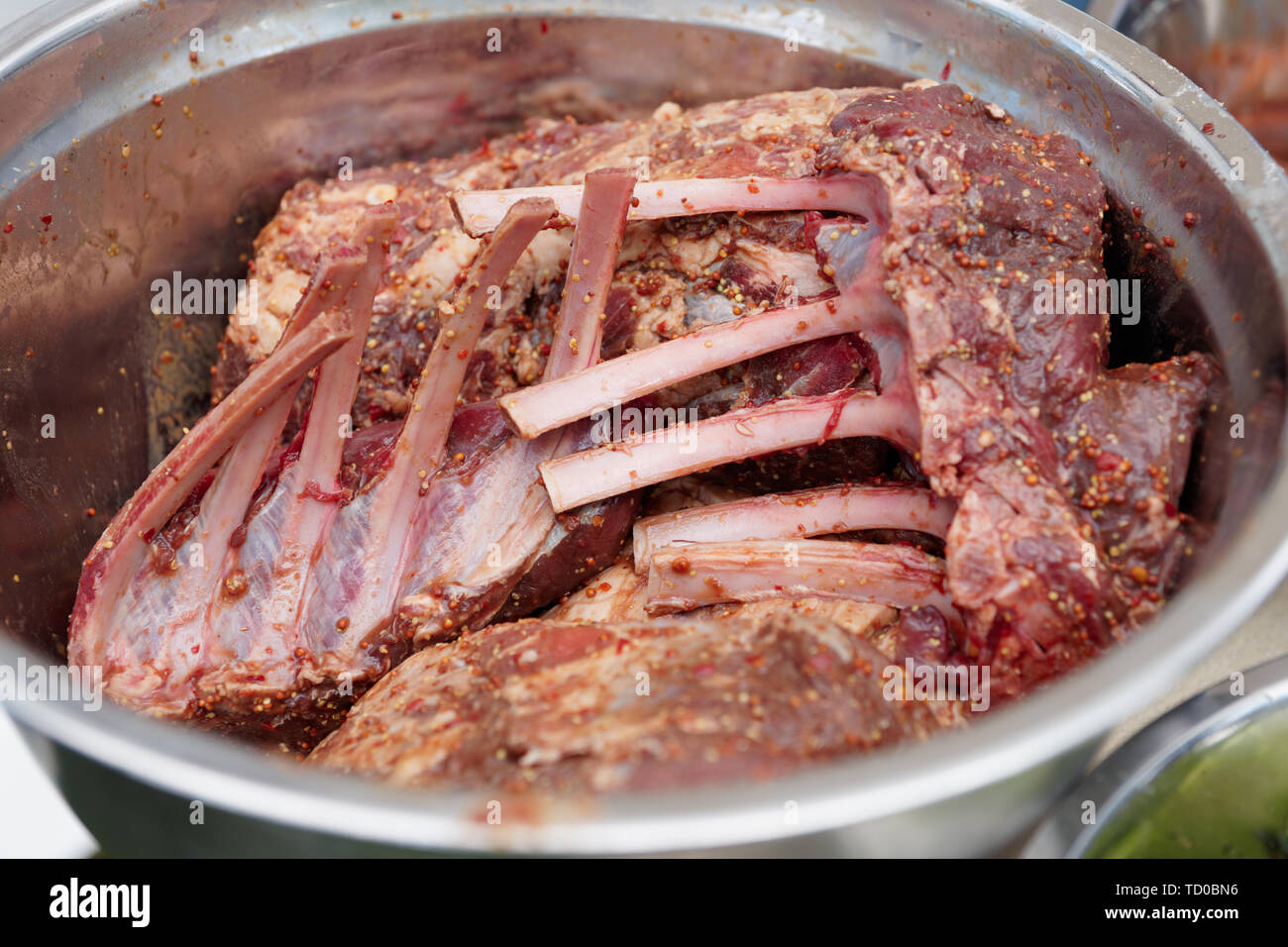 La viande de gibier cru mariné aux épices et prête pour la cuisson Banque D'Images