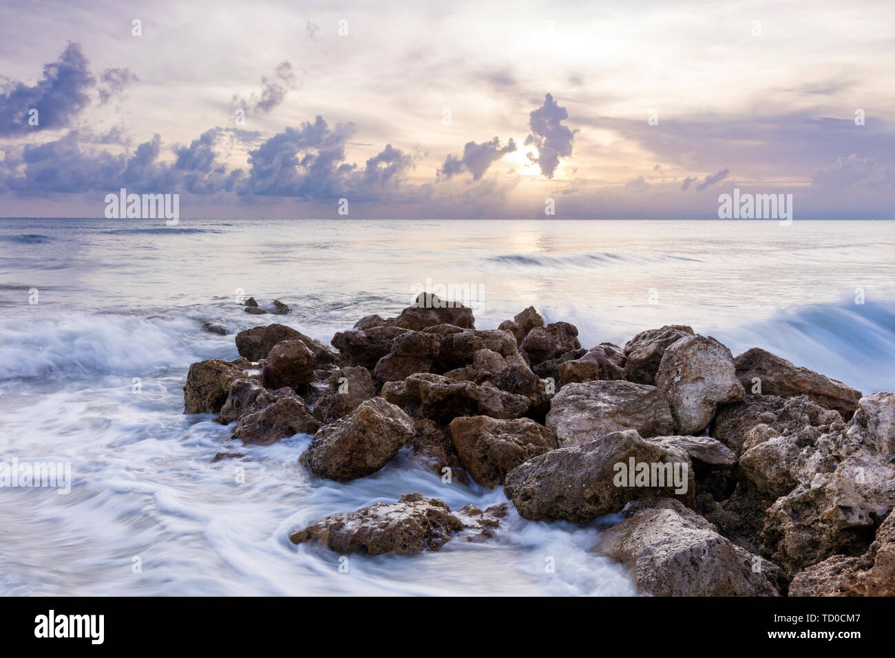 Rochers le long de la plage au coucher du soleil de Naples, Naples, Florida, USA Banque D'Images