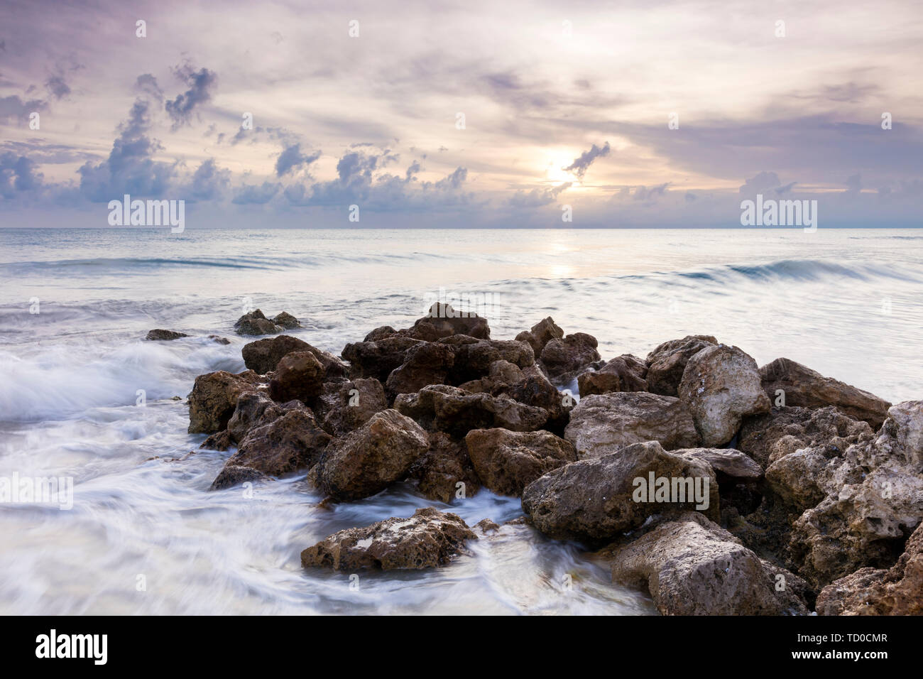 Rochers le long de la plage au coucher du soleil de Naples, Naples, Florida, USA Banque D'Images