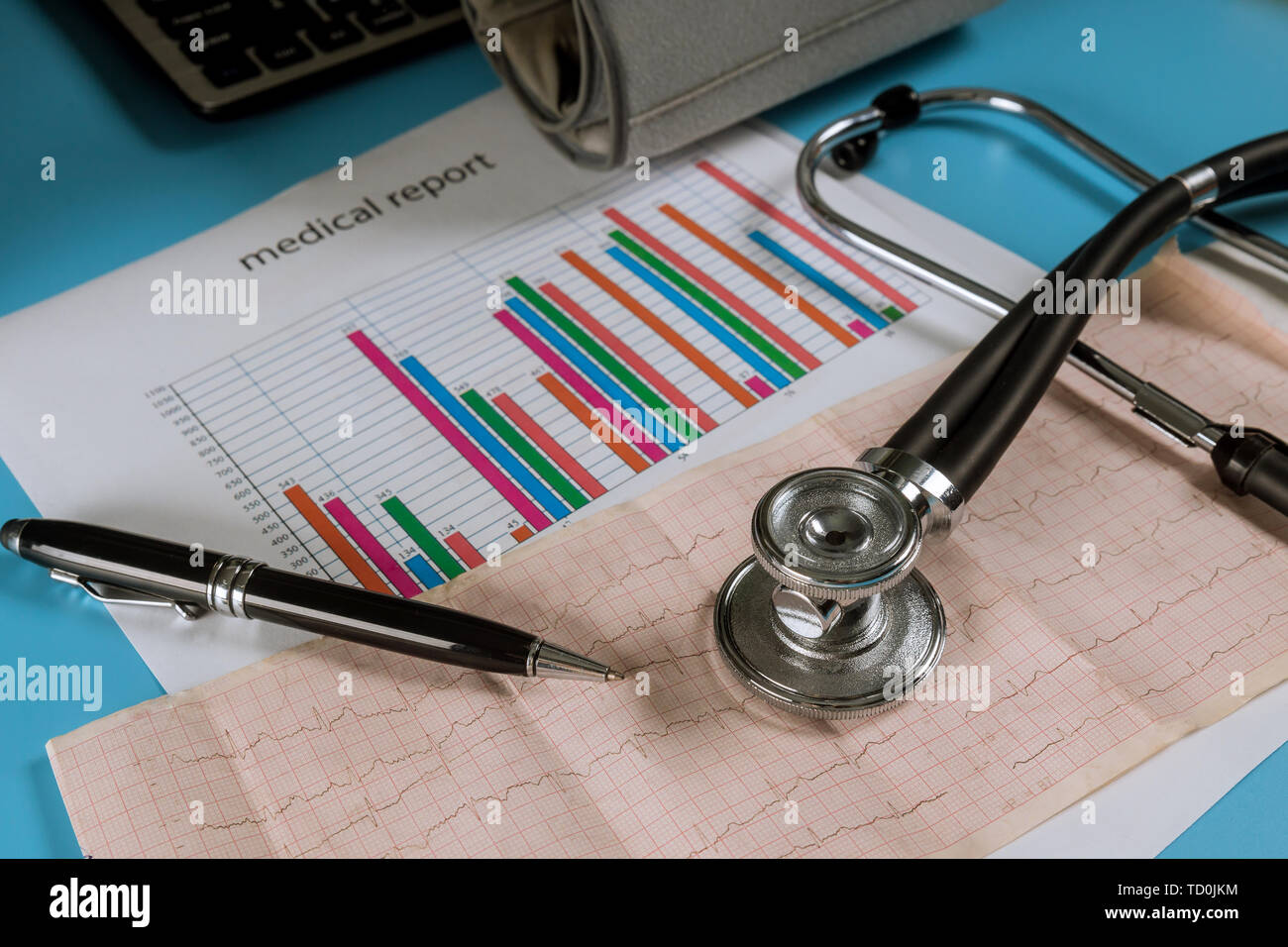 La bande avec le cardiogramme sur stéthoscope et schéma analytique service cardiologie Banque D'Images