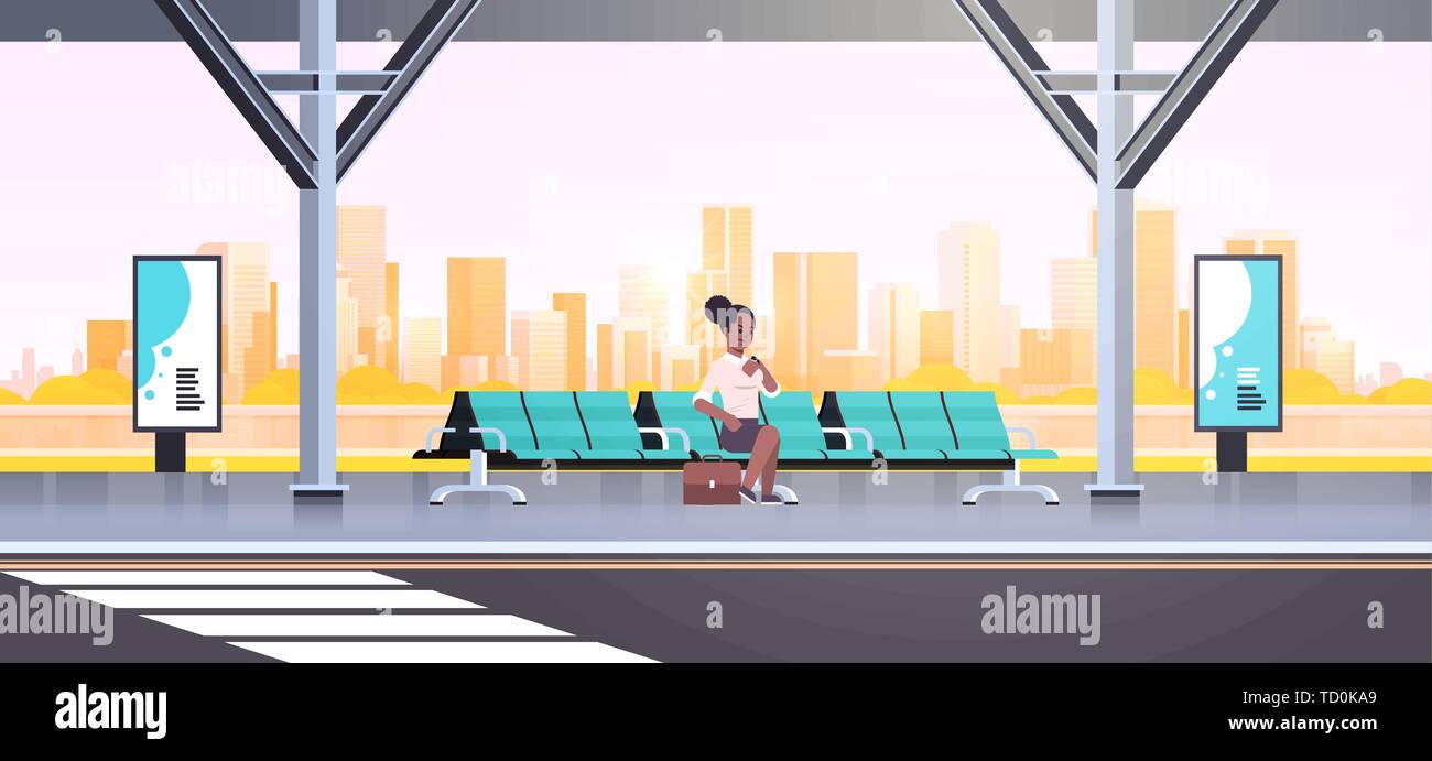 Arrêt de bus moderne young african american woman contrôler de temps à attendre les transports publics sur airport station cityscape background télévision Illustration de Vecteur