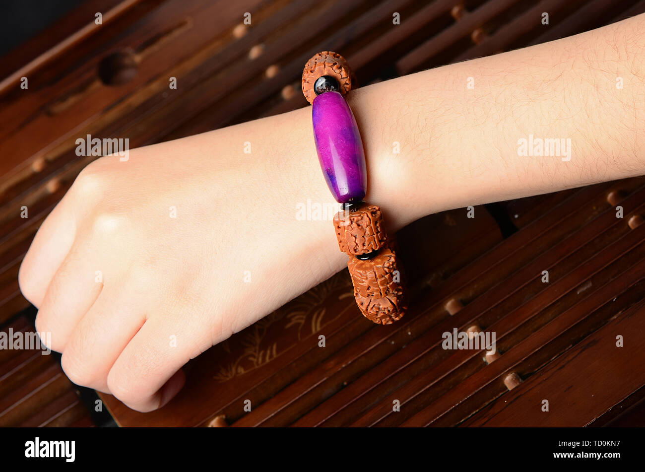 Grand lit King Kong main Bouddha Bodhi chaîne perles portant photo Banque D'Images