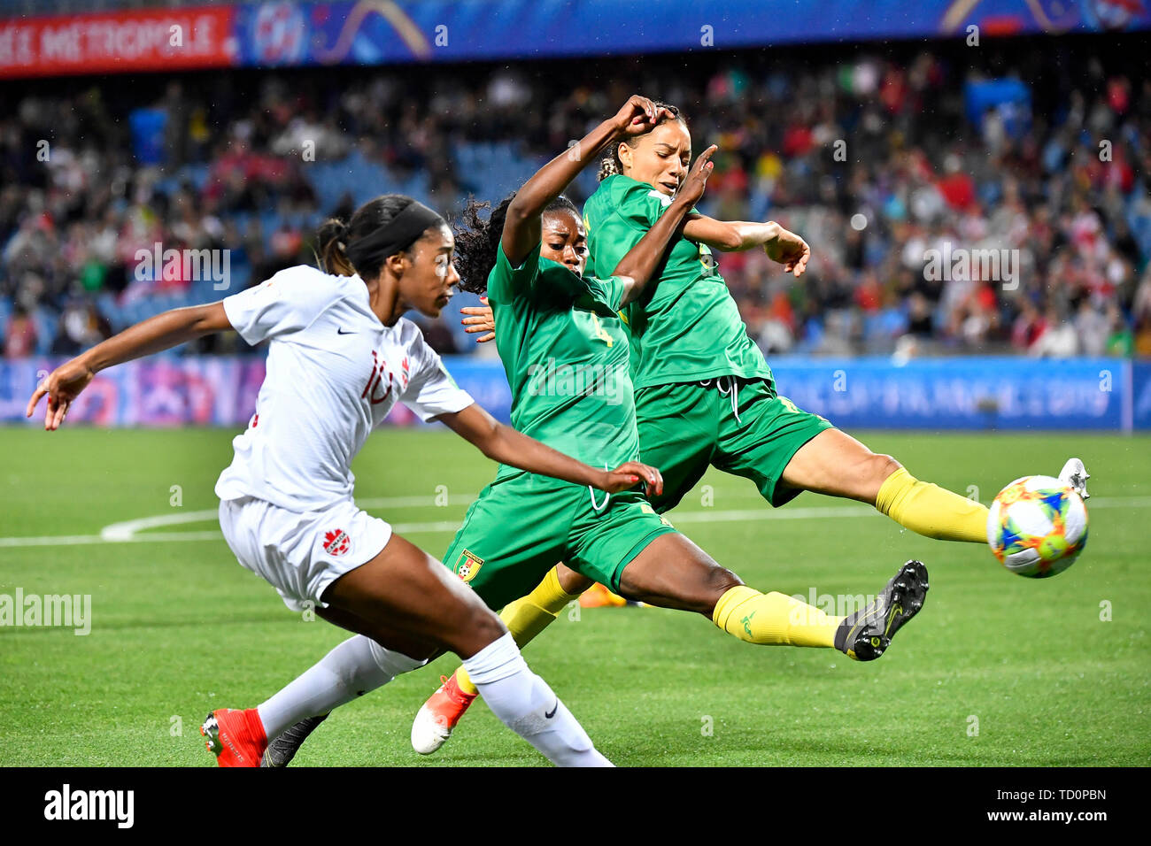 Montpellier. 10 Juin, 2019. Yvonne Leuko (C) et Estelle Johnson (R) du Cameroun défendre Ashley Lawrence du Canada au cours de la groupe e match entre le Canada et le Cameroun à la FIFA 2019 Coupe du Monde féminine à Montpellier, France le 10 juin 2019. Le Canada a gagné 1-0. Crédit : Chen Yichen/Xinhua/Alamy Live News Banque D'Images