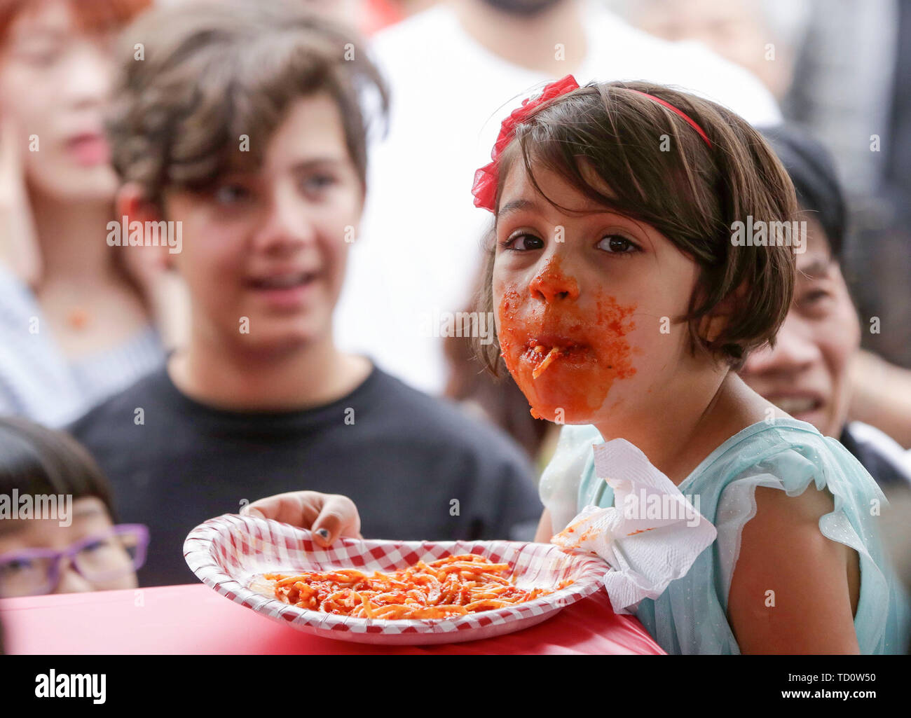 Beijing, le Canada. 9 juin, 2019. Une jeune fille participe à un concours de manger des spaghettis au cours de la 10e Journée italienne à Vancouver, Canada, 9 juin 2019. Credit : Liang Sen/Xinhua/Alamy Live News Banque D'Images