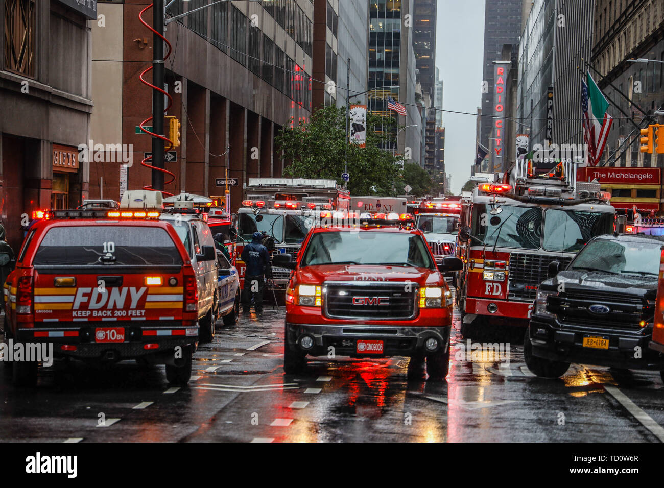 New York, États-Unis. 10 Juin, 2019. Un hélicoptère a effectué un atterrissage d'urgence et a pris feu lundi après-midi (10) sur un bâtiment sur la 7e Avenue à Manhattan. Une personne est morte, les autorités de New York a pris la victime était le pilote de l'avion, qui n'a pas transporter de passagers. Personne dans le bâtiment ou sur le terrain n'a été blessé. (PHOTO : WILLIAM VOLCOV/BRÉSIL PHOTO PRESSE) Credit : Brésil Photo Presse/Alamy Live News Banque D'Images