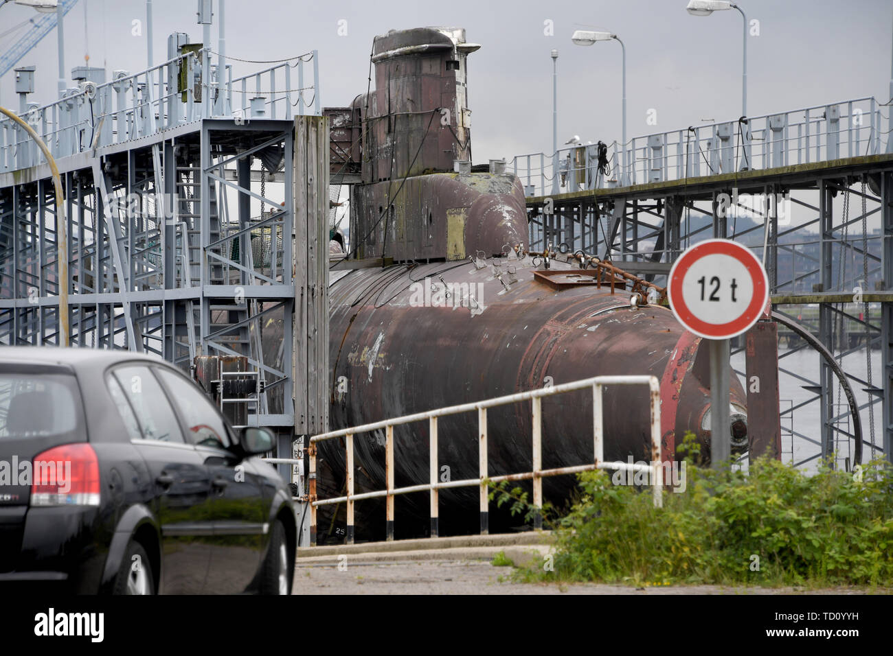 Kiel, Allemagne. 11 Juin, 2019. Le sous-marin U-25 déclassés se trouve sur un ponton à l'arsenal naval de Kiel. La classe 206A/13, bateau construit en 1973, est mis en vente via l'agence de vente Vebeg. Les 420 tonnes de bateau a une coque en acier anti-magnétique. Crédit : Carsten Rehder/dpa/Alamy Live News Banque D'Images