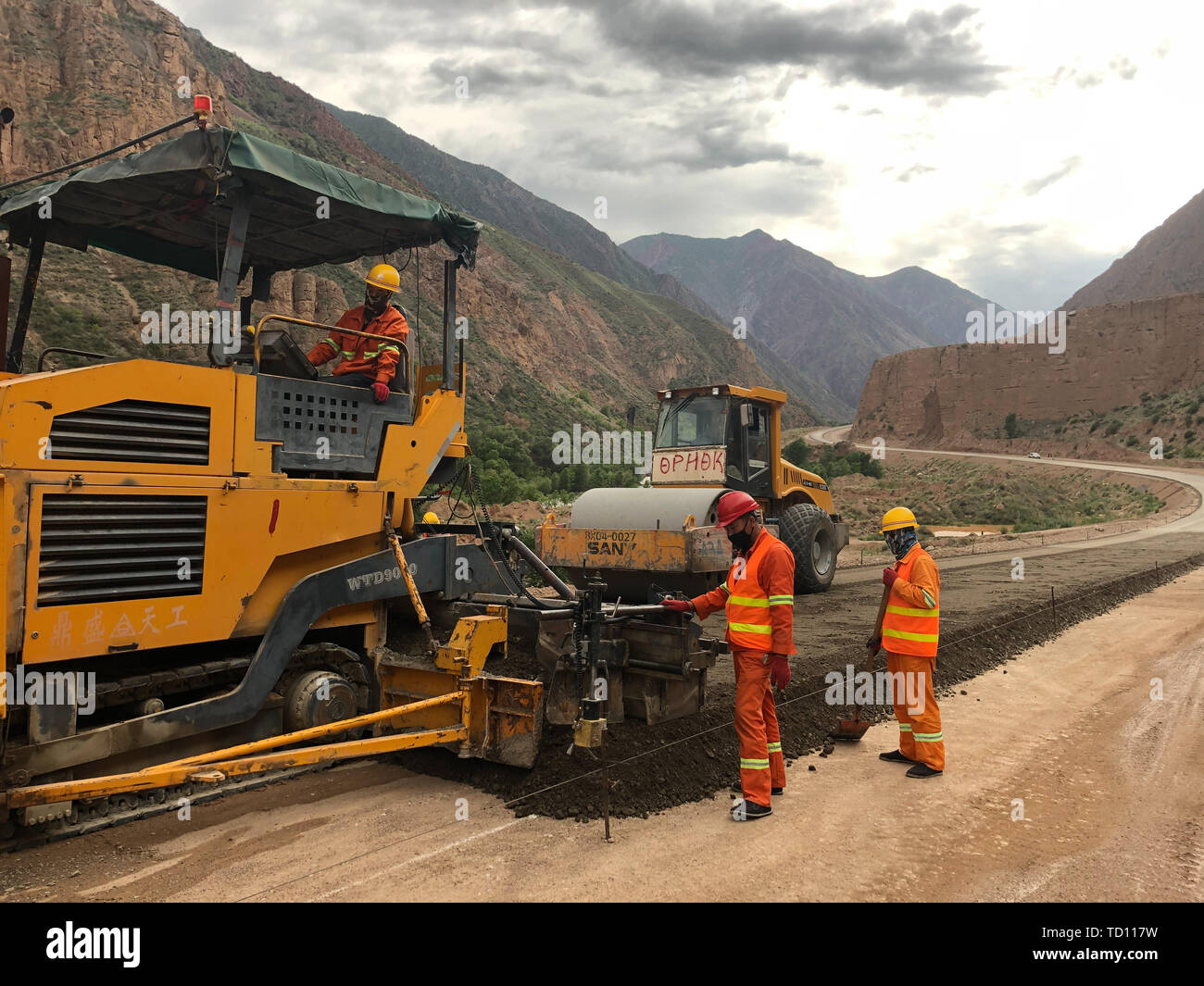 Jalalabad, au Kirghizistan. 11 Juin, 2019. Photo prise le 24 mai 2019 présente le site de construction d'une route construite par une société chinoise à Djalalabad, au Kirghizistan. Credit : Ma Xiaocheng/Xinhua/Alamy Live News Banque D'Images