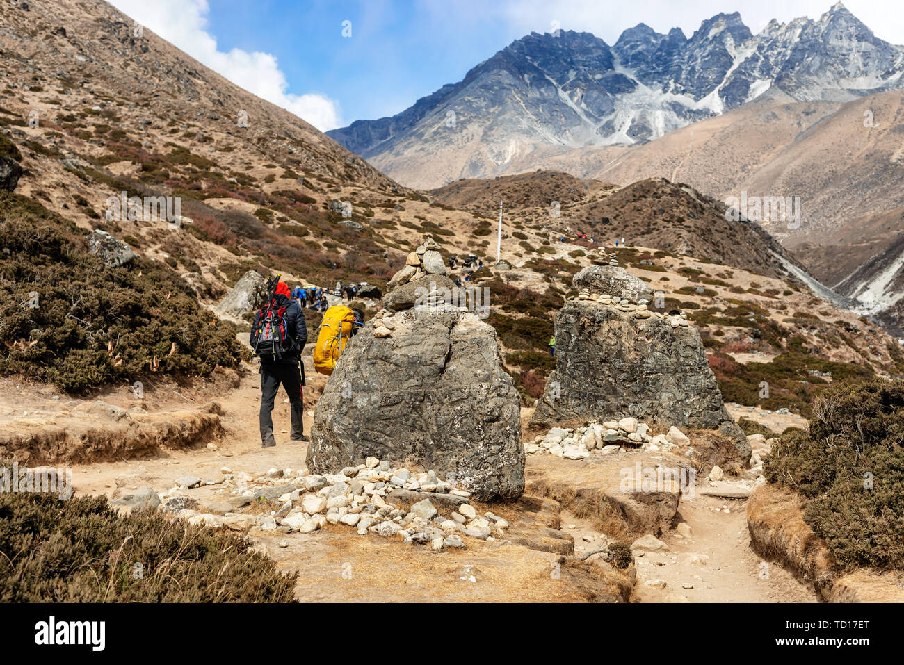 Vue sur la pittoresque vallée et montagnes de l'himalaya pics sur le camp de base de l'Everest trek entre Tengboche et Dingboche, le Népal. Banque D'Images