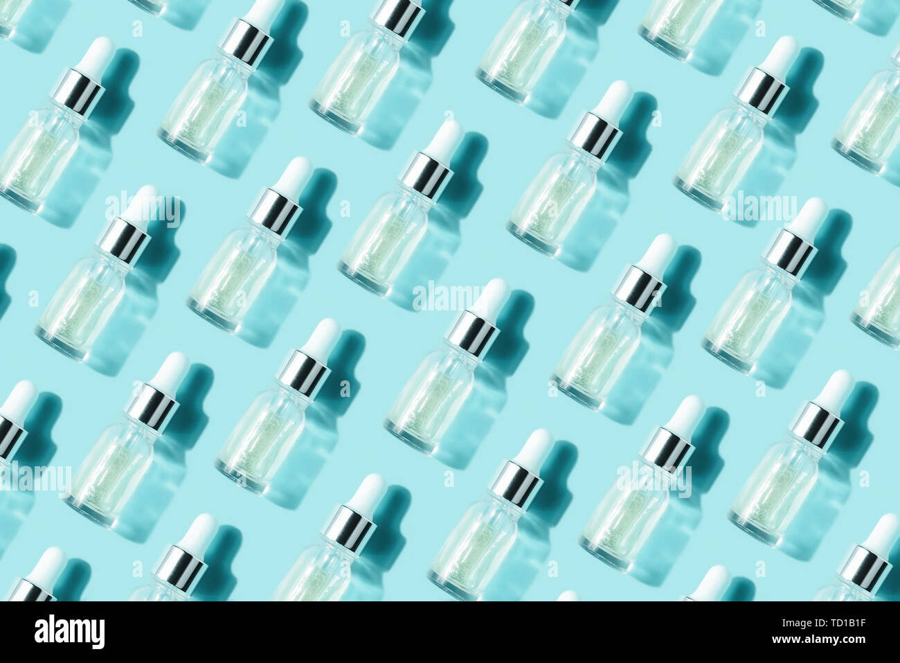 Le motif, l'arrière-plan de leurs bouteilles transparentes avec cosmétique. Le concept d'injection cosmétique est l'acide hyaluronique, la botuline, le sérum. Mise à plat Banque D'Images