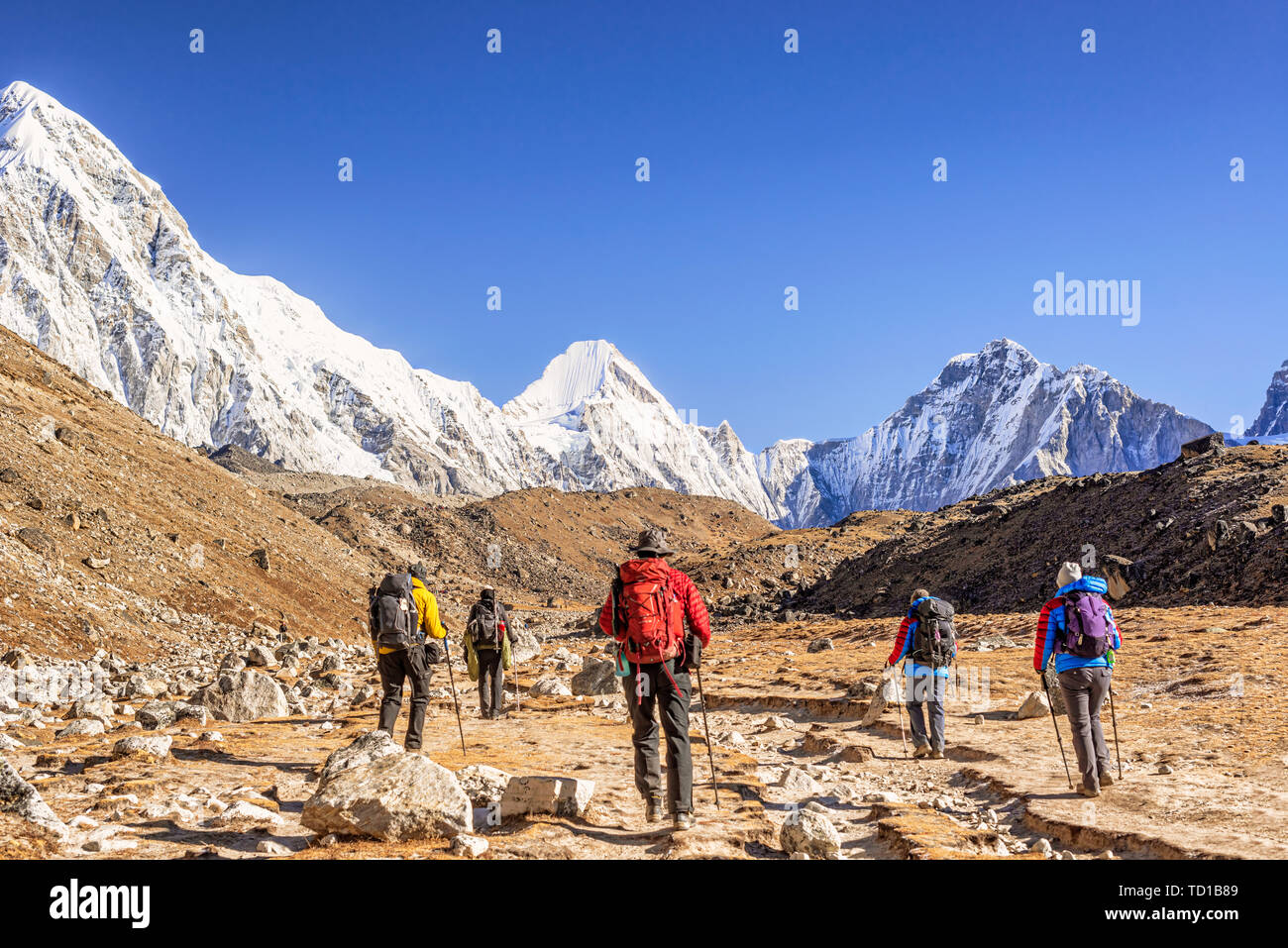 Vue sur la pittoresque vallée, montagnes de l'himalaya peaks et trekkers sur le camp de base de l'Everest trek entre Lobuche et Gorekshep Banque D'Images