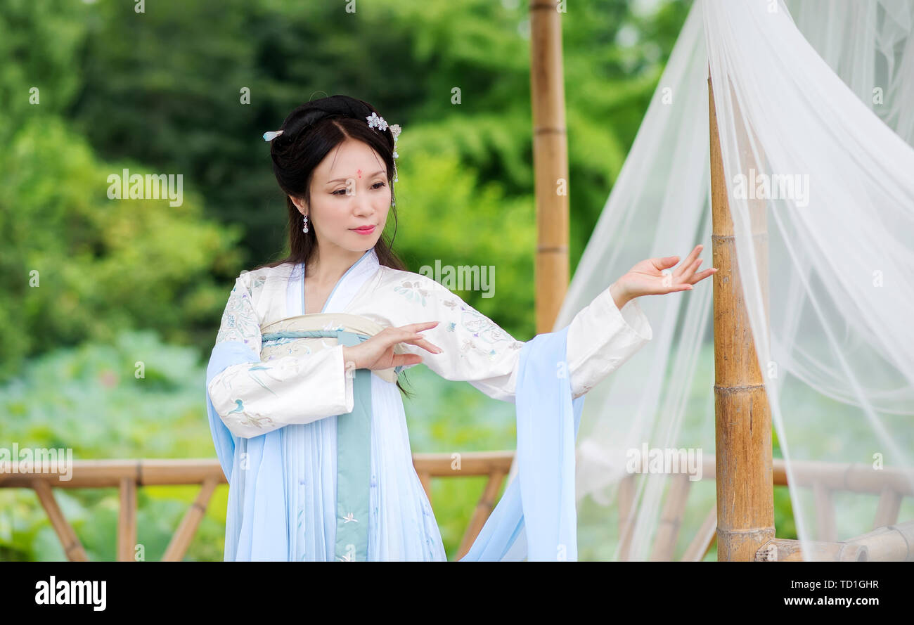 Le portrait d'une belle femme en robe traditionnelle chinoise Banque D'Images