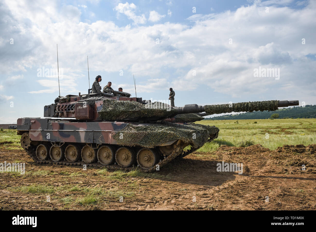 Un peloton de chars Leopard allemand contrôlé par l'armée grecque se préparent à tirer sur des cibles éloignées, 10 juin 2019 à Novo Selo, la Bulgarie, en tant que partie de Strike Back 19. Ce fut le début de la deuxième journée d'un exercice dans lequel une colline position de combat a été perdu et doit être repris avec l'aide de deux pelotons de véhicules de combat Bradley de l'Armée américaine à partir du 1er Bataillon du 16e Régiment d'infanterie et une unité blindée bulgare. STRIKE BACK 19 est un exercice multinational organisé par l'Armée bulgare à Novo Selo, en Bulgarie, du 6 au 20 juin 2019. Grève Banque D'Images