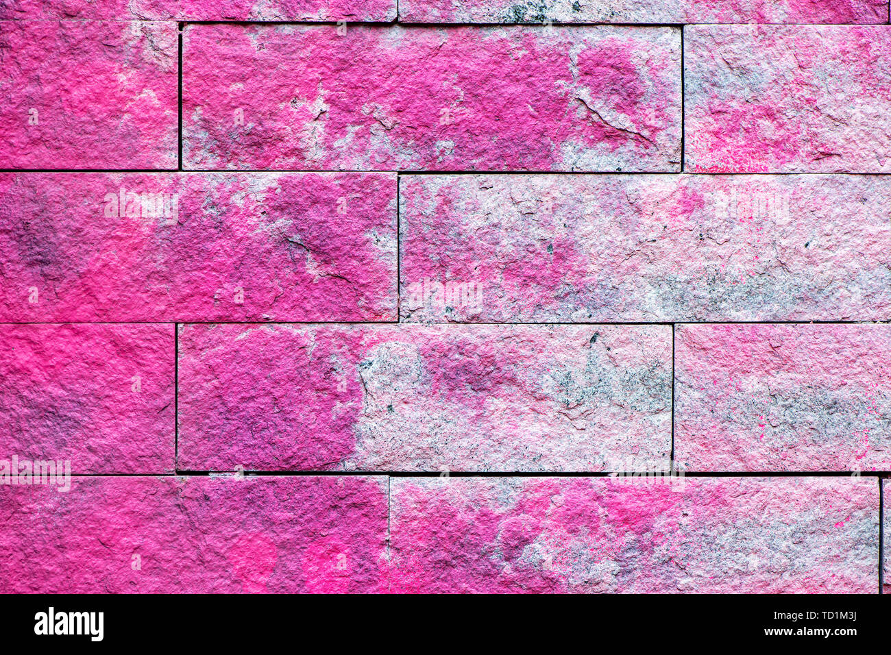 Mur de brique rose coloré dans le style grunge. Toile pastel de vacances festives. Grunge mur arrière-plan. Banque D'Images