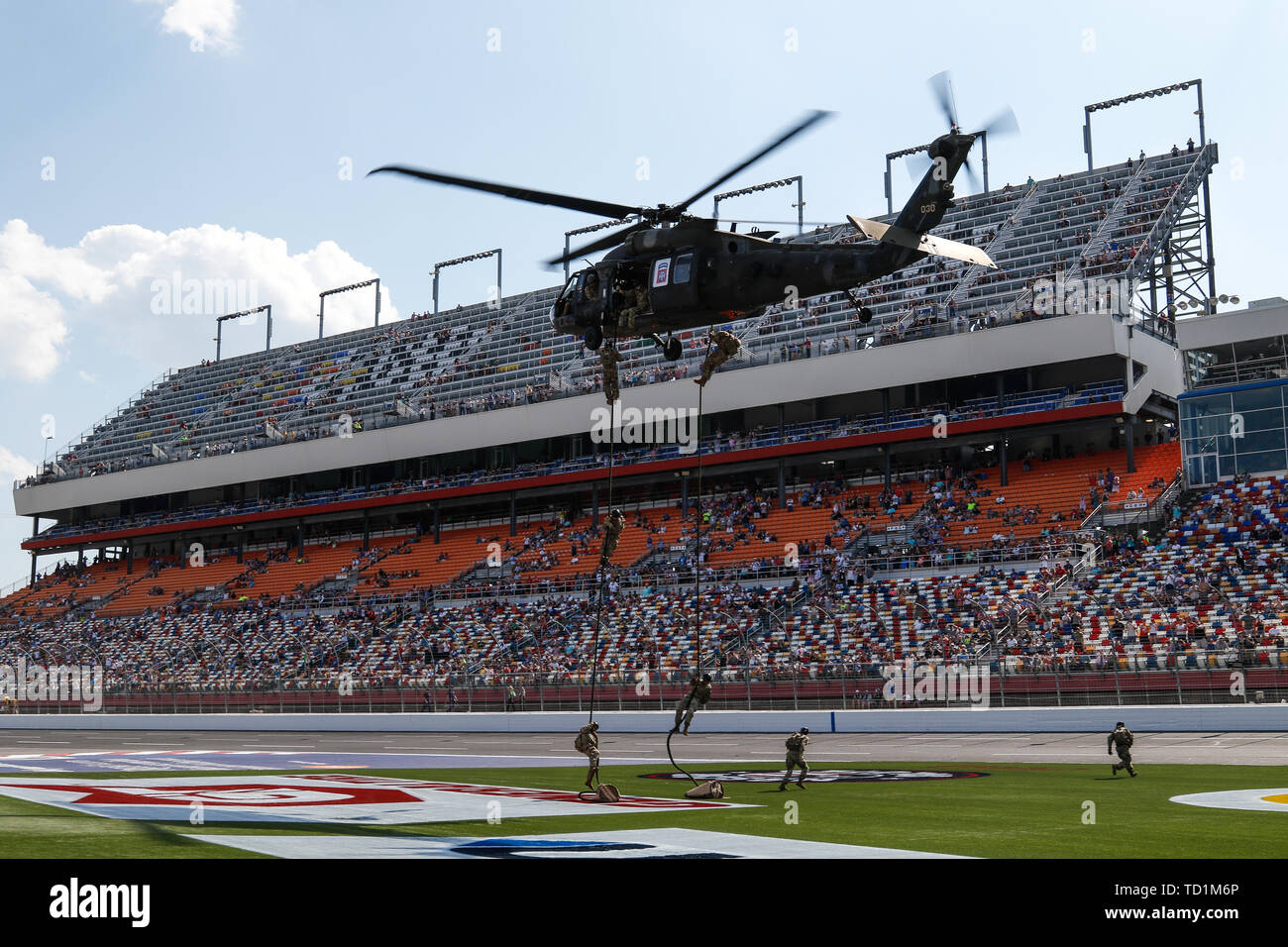 Les parachutistes de l'Armée américaine affecté à la 82e Division aéroportée le rappel d'un UH-60 Black Hawk lors d'une cérémonie à Charlotte Motor Speedway avant la course 600 Coca-Cola à Charlotte (Caroline du Nord), le 26 mai 2019. L'exercice de descente en rappel de la division a démontré l'état de préparation et la capacité de répondre rapidement à des éventualités n'importe quand et n'importe où. (U.S. Photo de l'armée par la CPS. Justin W. Stafford) Banque D'Images