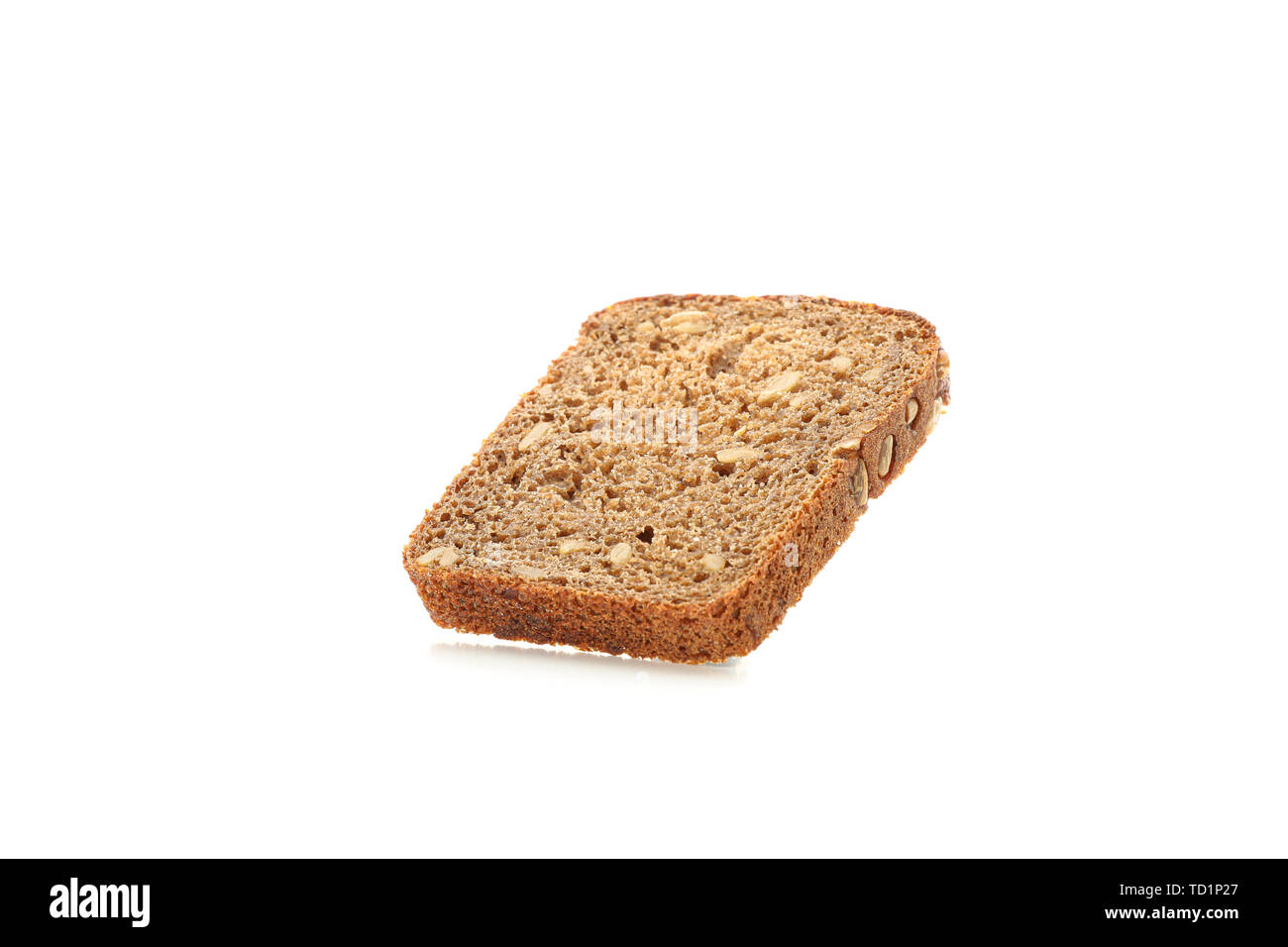 Morceau de pain de seigle isolé sur fond blanc. Produits de boulangerie Banque D'Images