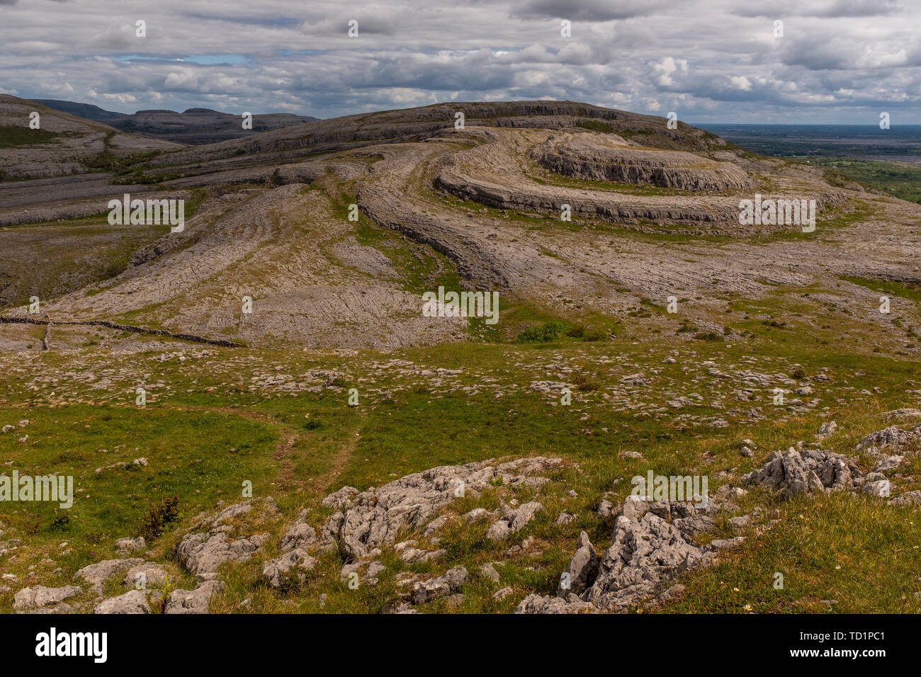 Une vue unique de Sliabh Rua de Red Mountain, Montagne Mullaghmore dans le Parc National de Burren personne dans l'image Banque D'Images