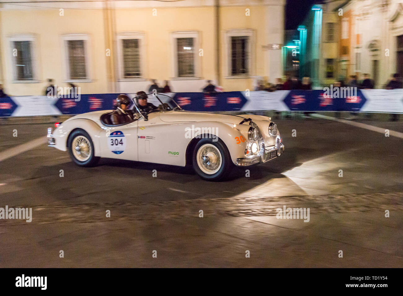 1954 Jaguar XK140 Roadster SE OTS Voiture de sport, voiture de collection Mille Miglia rally, Piazza del Popolo, Ravenne, Émilie-Romagne, Italie Banque D'Images