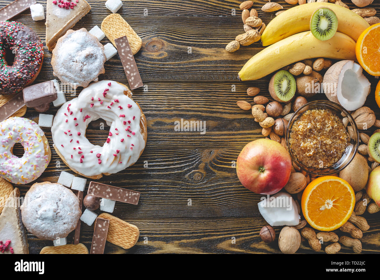 Les Fruits Du Refus En 6 Lettres Et malsaine des bonbons sains sur fond de bois. Produits biologiques et  diététiques et le problème de refus des desserts. Les fruits et les noix vs  donut Photo Stock - Alamy
