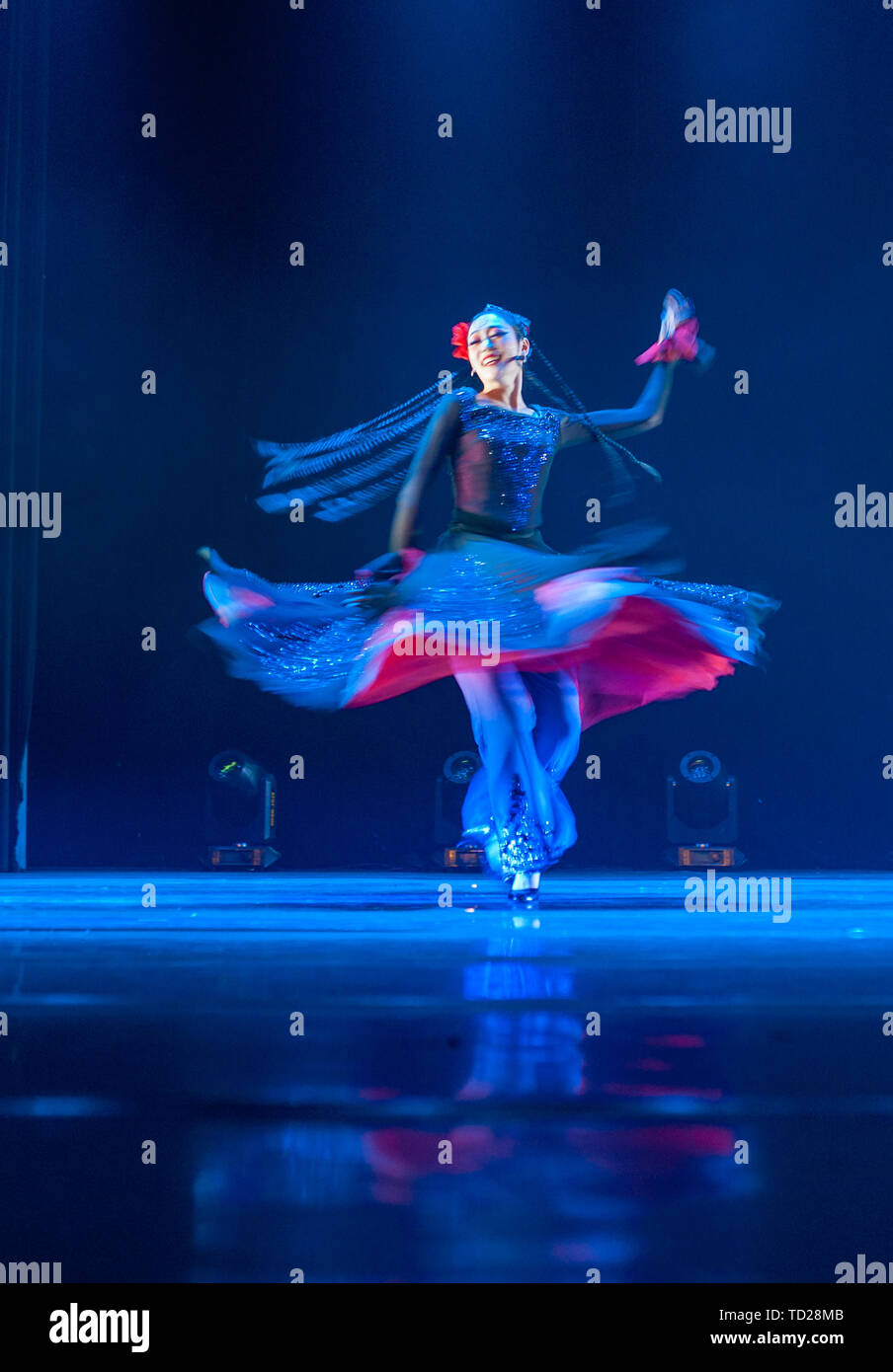 Photo de 2016 Compte rendu de la performance de danse ethnique des étudiants à Shanghai Academy of Arts Banque D'Images