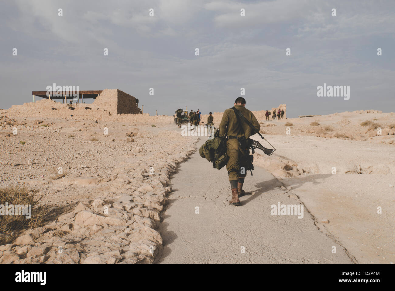 Retour d'un soldat de l'armée israélienne avec ses attributs à des exercices militaires dans les ruines de la forteresse de Massada, Israël. Jeunes militaires walking Banque D'Images