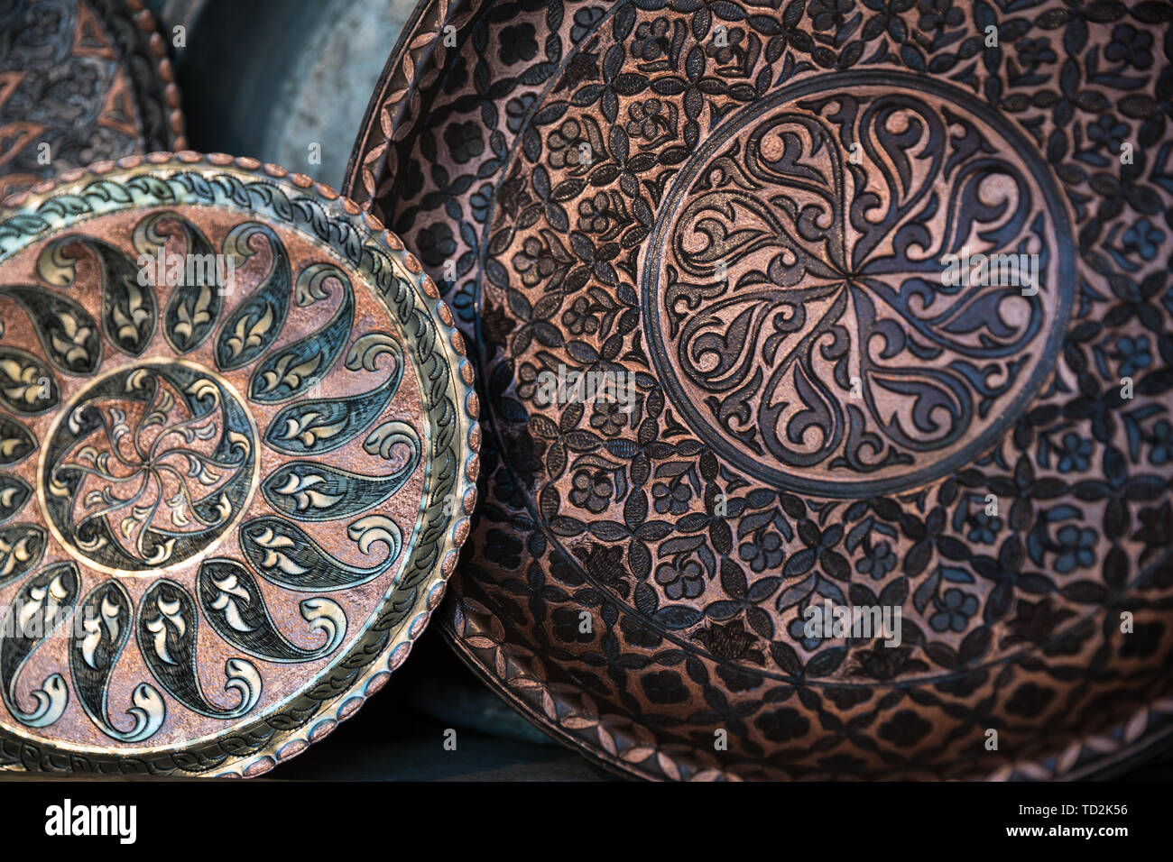 Plaque en cuivre artisanal, fabriqué traditionnellement en Lagich, Azerbaïdjan. La plaque à la main dans une boutique de souvenirs. Banque D'Images
