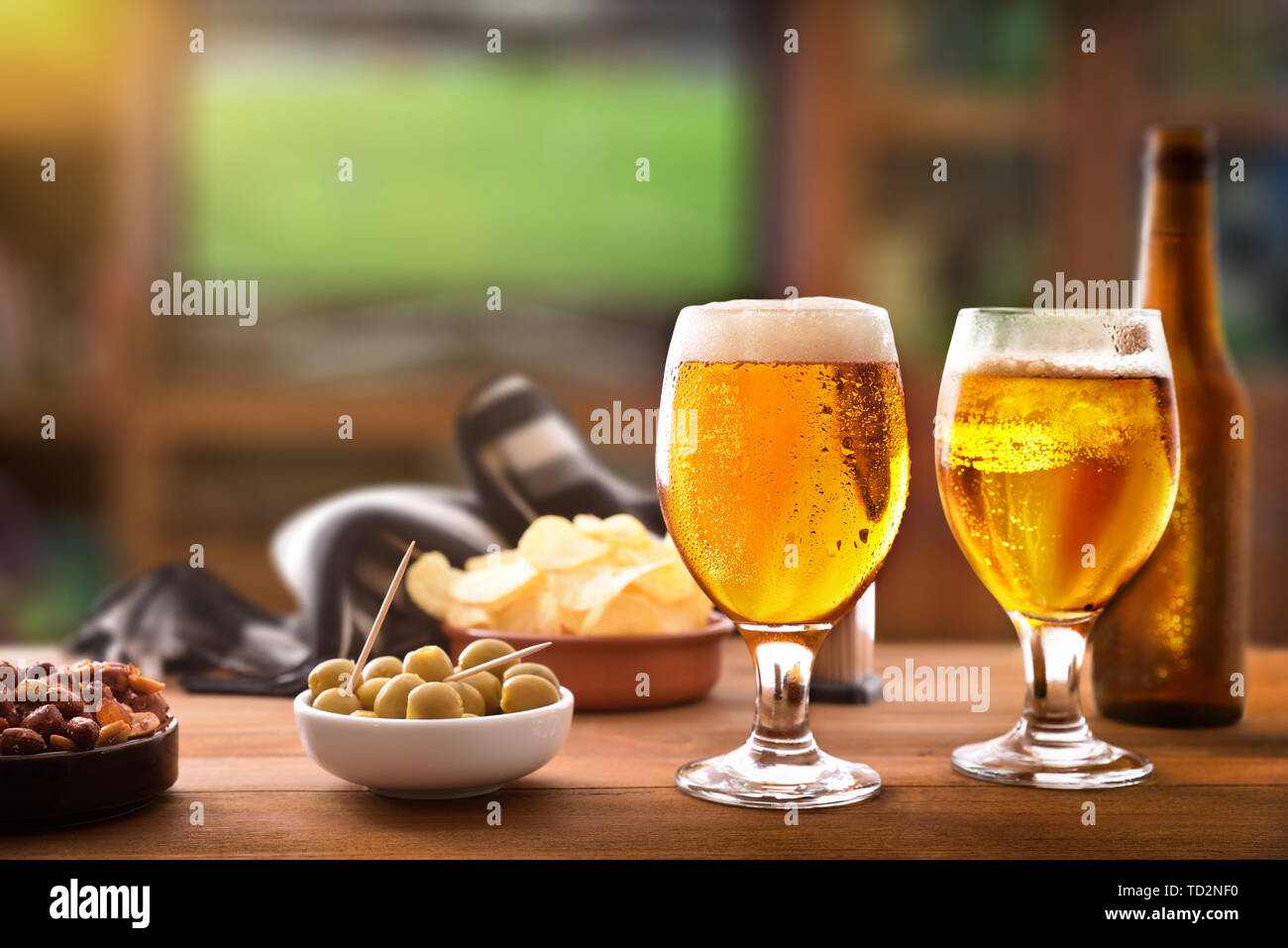 Table et fond plat apéritif à regarder match match avec des amis. Composition horizontale. Vue de face. Banque D'Images