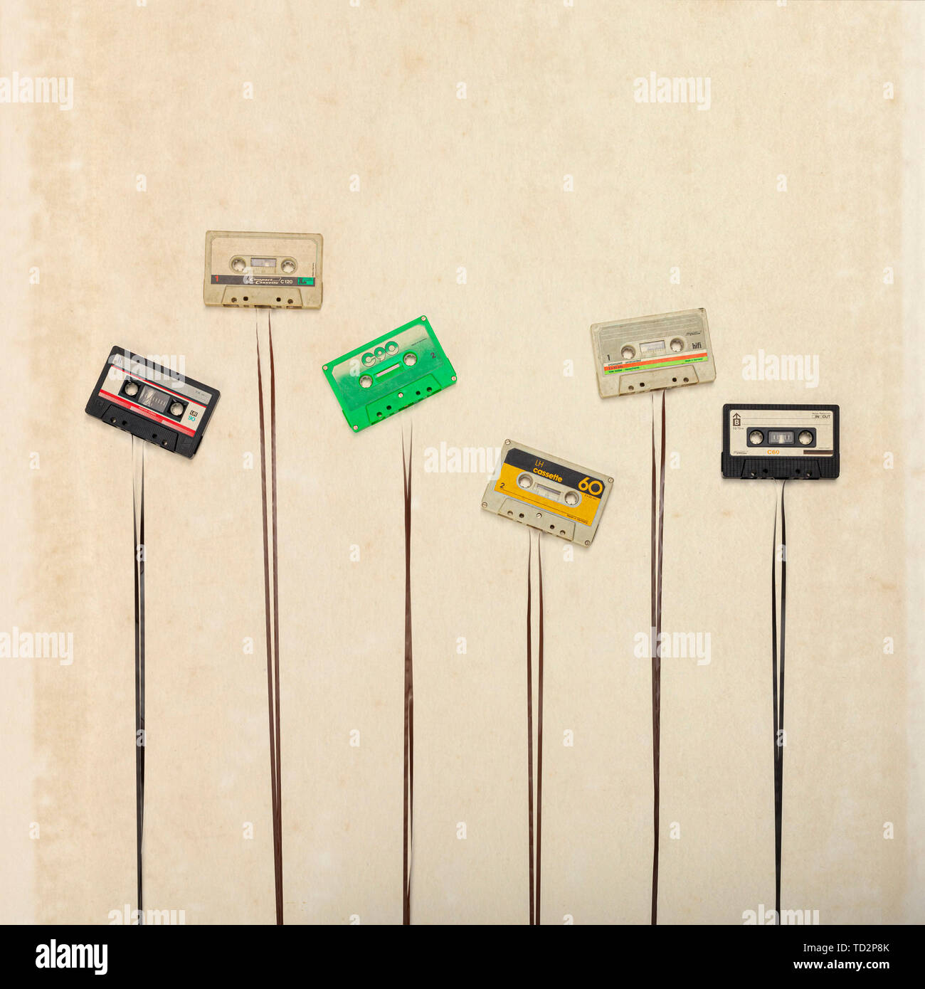 Vintage les cassettes audio d'abstract ruban pour former une corde. Mise à plat de style. Banque D'Images