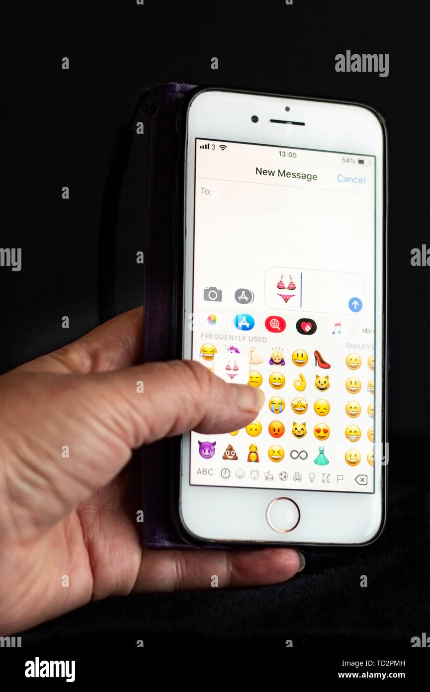 Téléphone mobile montrant un bikini emoji. Banque D'Images