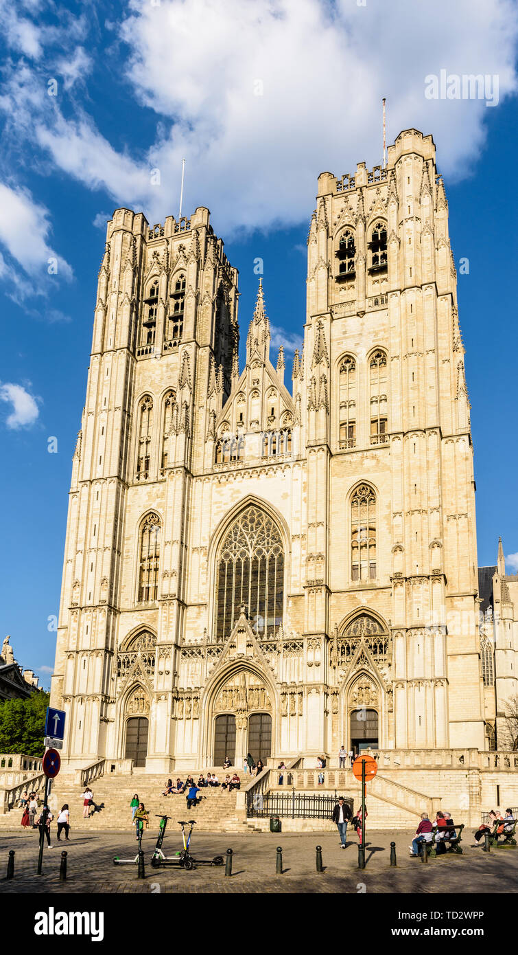 La façade occidentale de la cathédrale de Saint Michel et Saint Gudule à Bruxelles, Belgique, avec ses trois portails surmontés de pignons et ses deux tours. Banque D'Images