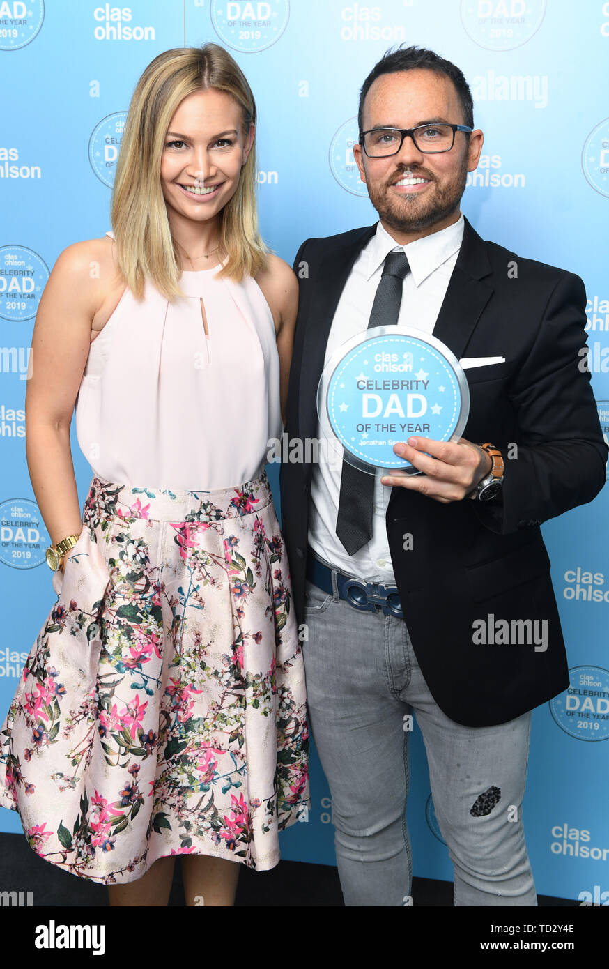 Vlogger Parenting, Jonathan Saccone Joly, recueille les Clas Ohlson Celebrity Papa de l'Année avec sa femme, Anna, lors d'une cérémonie à la fragment. Crédit photo doit se lire : Doug Peters/PA Wire Banque D'Images