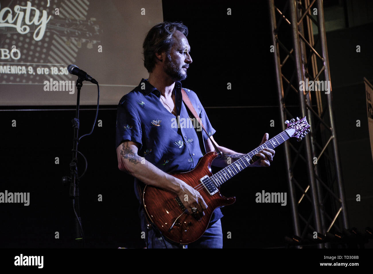 Le célèbre guitariste, arrangeur et professeur Luca Colombo, connu pour  être le guitariste de Festival de Sanremo et de nombreux artistes de la  musique italienne et internationale, se produit dans le dernier '