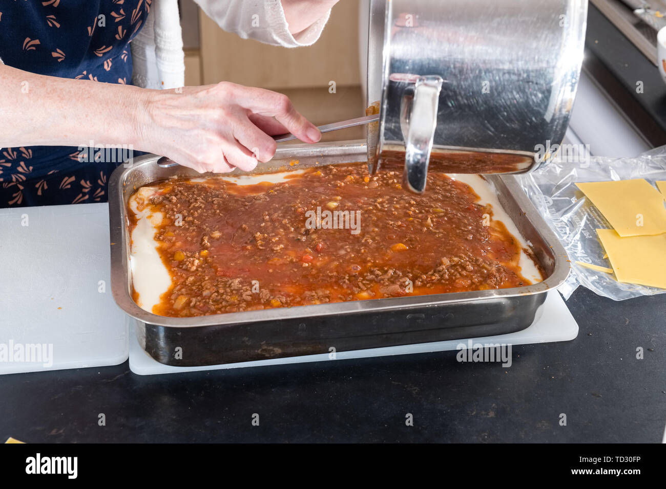 En préparation est un bac en acier inoxydable avec les ingrédients est une  lasagne faite maison sur prêt à aller au four pour la cuisson Photo Stock -  Alamy