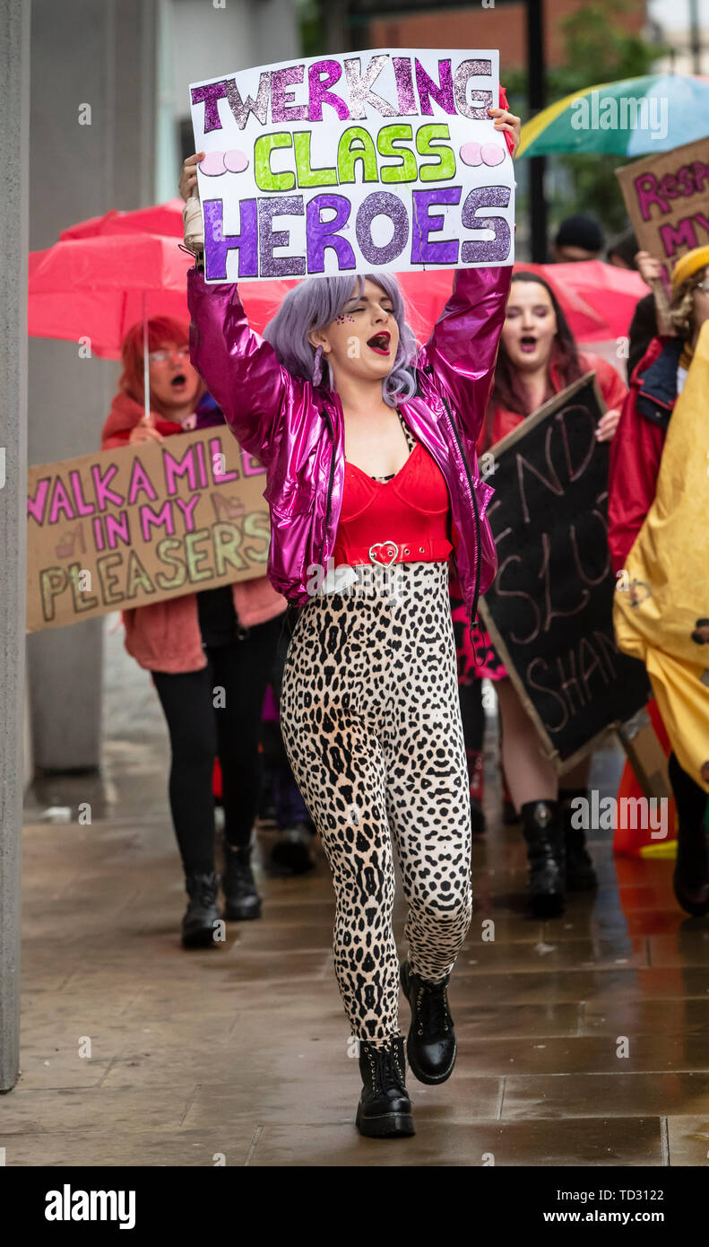 Strip club dancer Celia Lister avec des manifestations avec d'autres manifestants pour s'opposer à de fermer une succursale de Spearmint Rhino à Sheffield. Banque D'Images