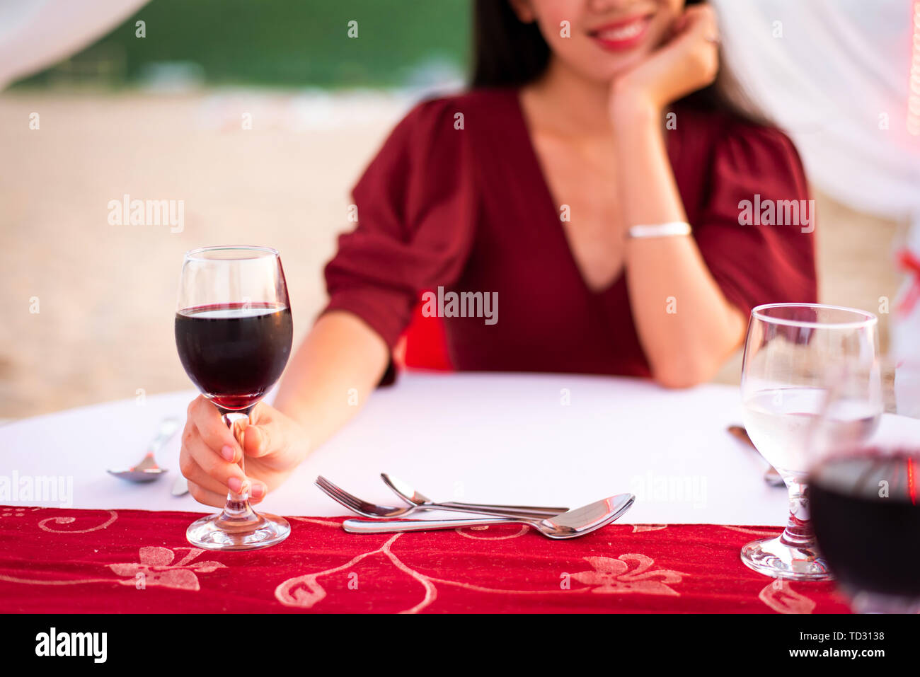 Femme avec un verre de vin sur dîner romantique close up Banque D'Images