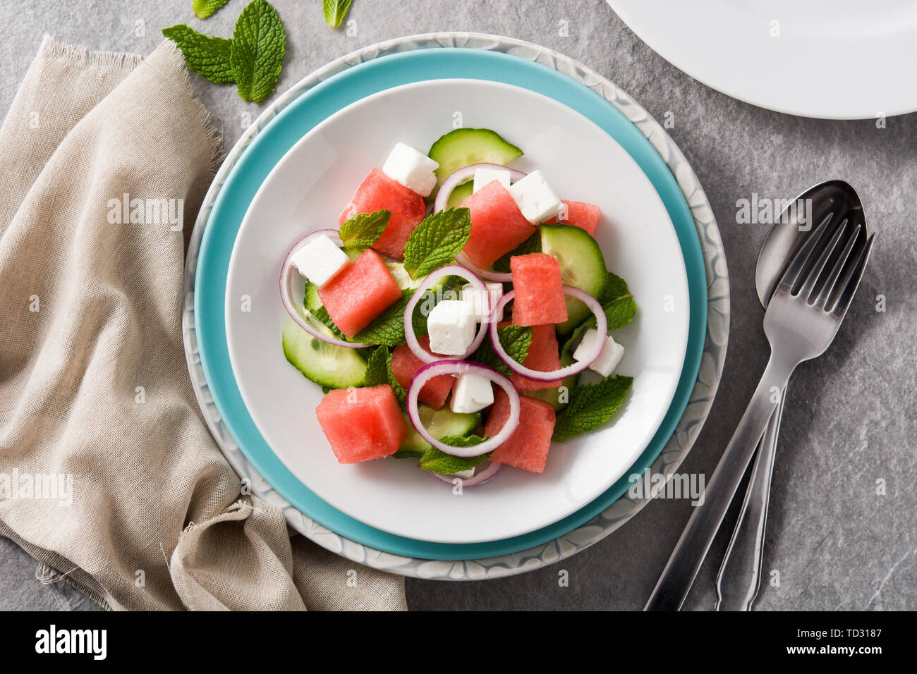 Salade de pastèque à la feta et légumes sur fond noir en gris Banque D'Images